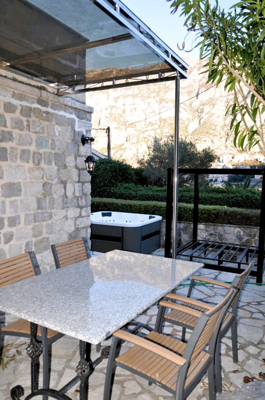 Prčanj First Line Apartment 110m² | Kotor Bay, Montenegro – MRENT-1