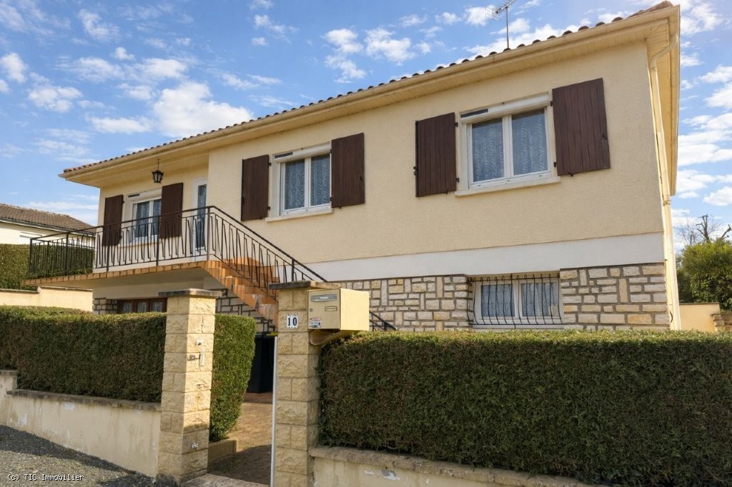 3 bedroom House in Ruffec, France – r7445