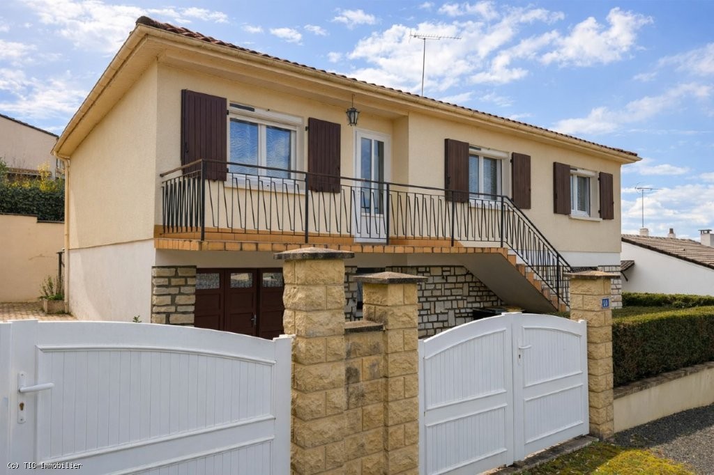 3 bedroom House in Ruffec, France – r7445