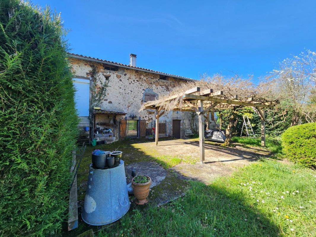 4 bedroom maison en pierres in Brillac, Charente, France