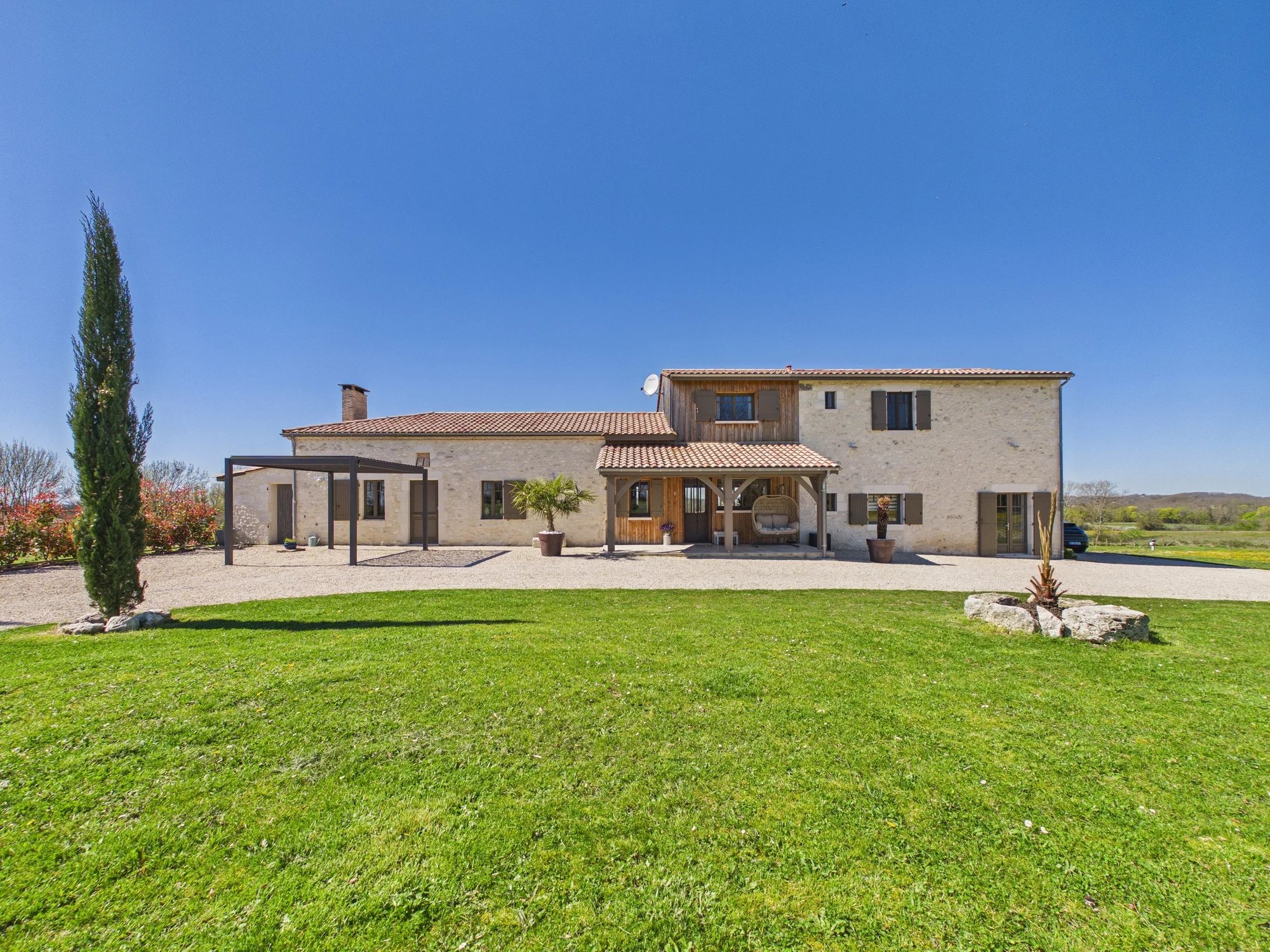 Beautifully renovated stone farmhouse with stunning vistas, Aquitaine – France – BVI84438