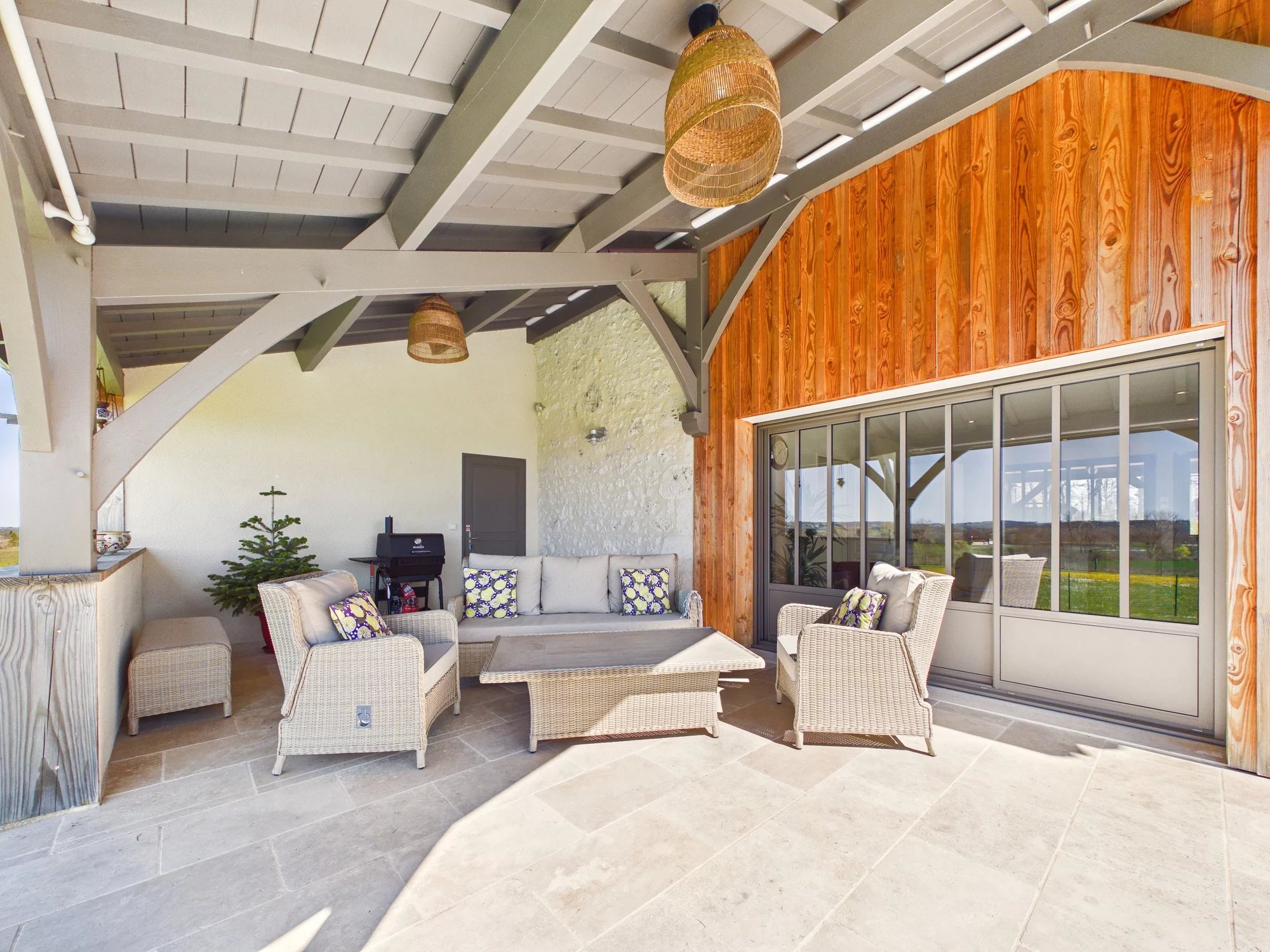 Beautifully renovated stone farmhouse with stunning vistas, Aquitaine – France – BVI84438