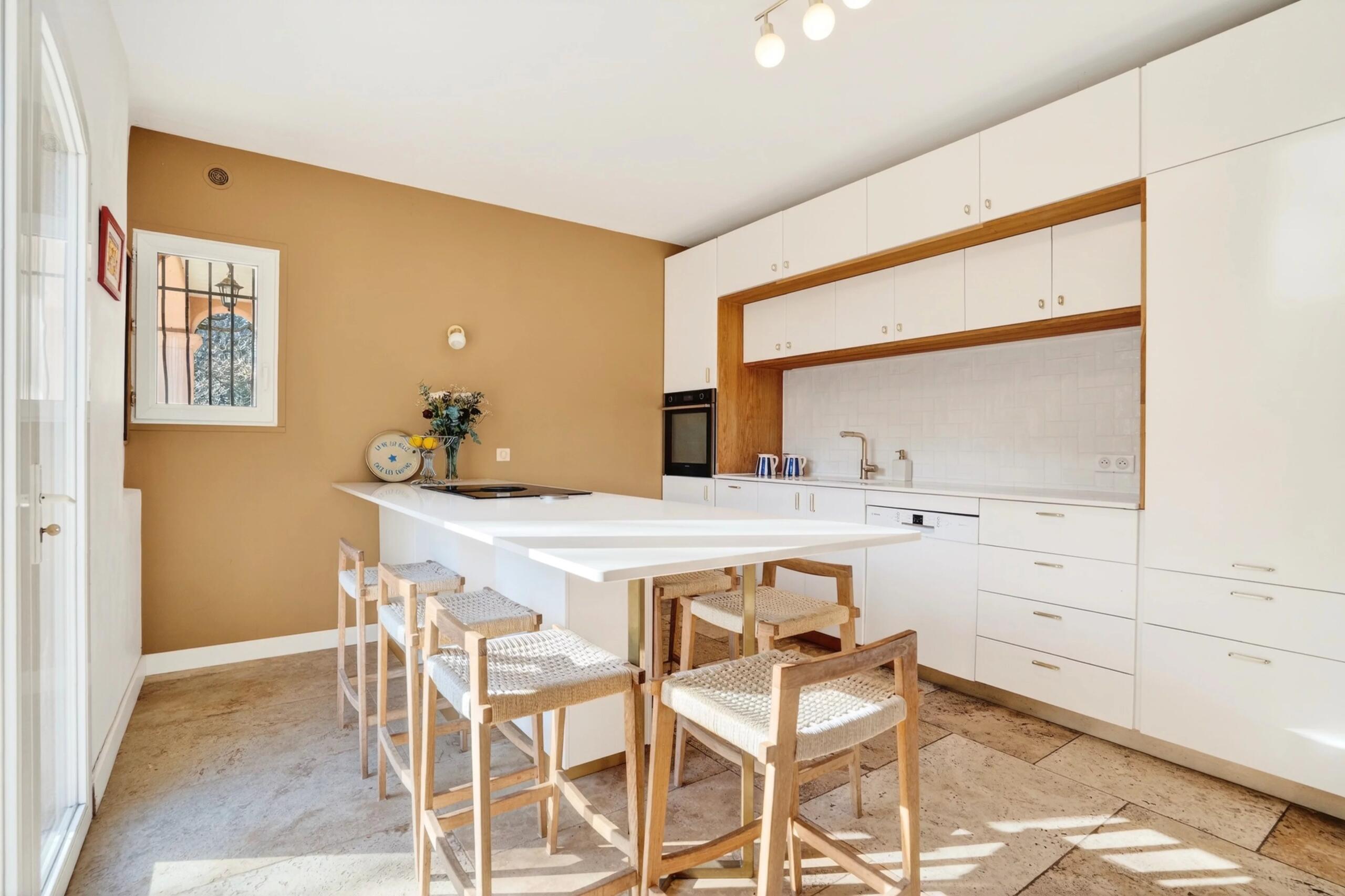 Beautiful Provençal Bastide with Pool and Outbuildings –Célony, Aix-en-Provence, Provence-Alpes-Côte d’Azur – France – BVI84498