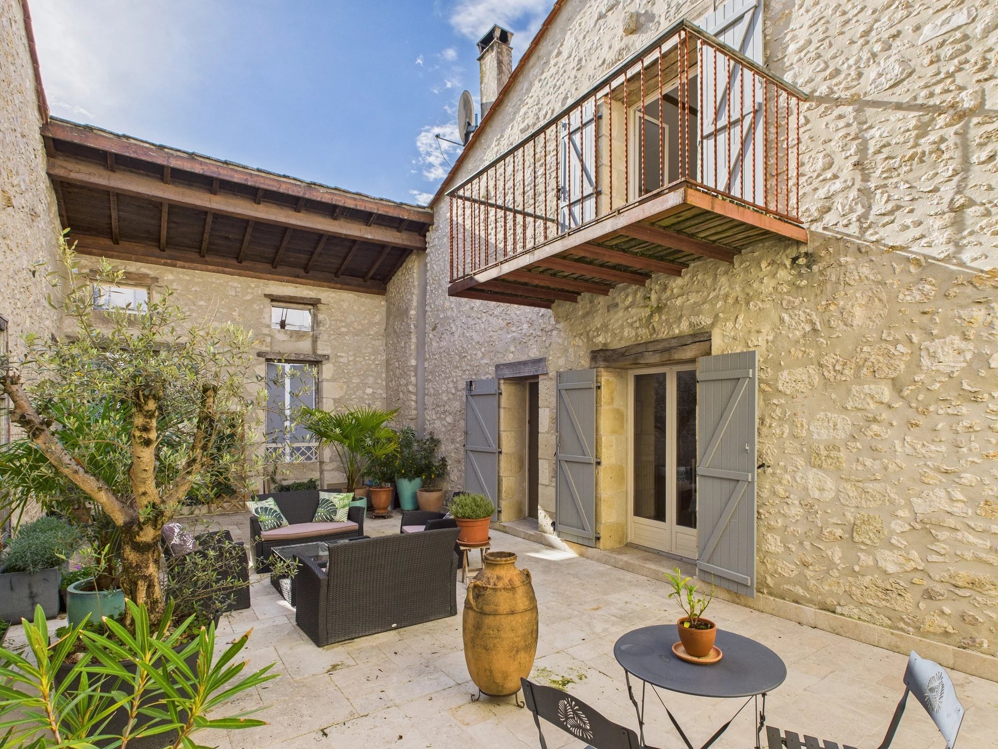 Elegant and Substantial Townhouse with Roof Garden and Independent Apartment – Eymet, Aquitaine – France – BVI83388