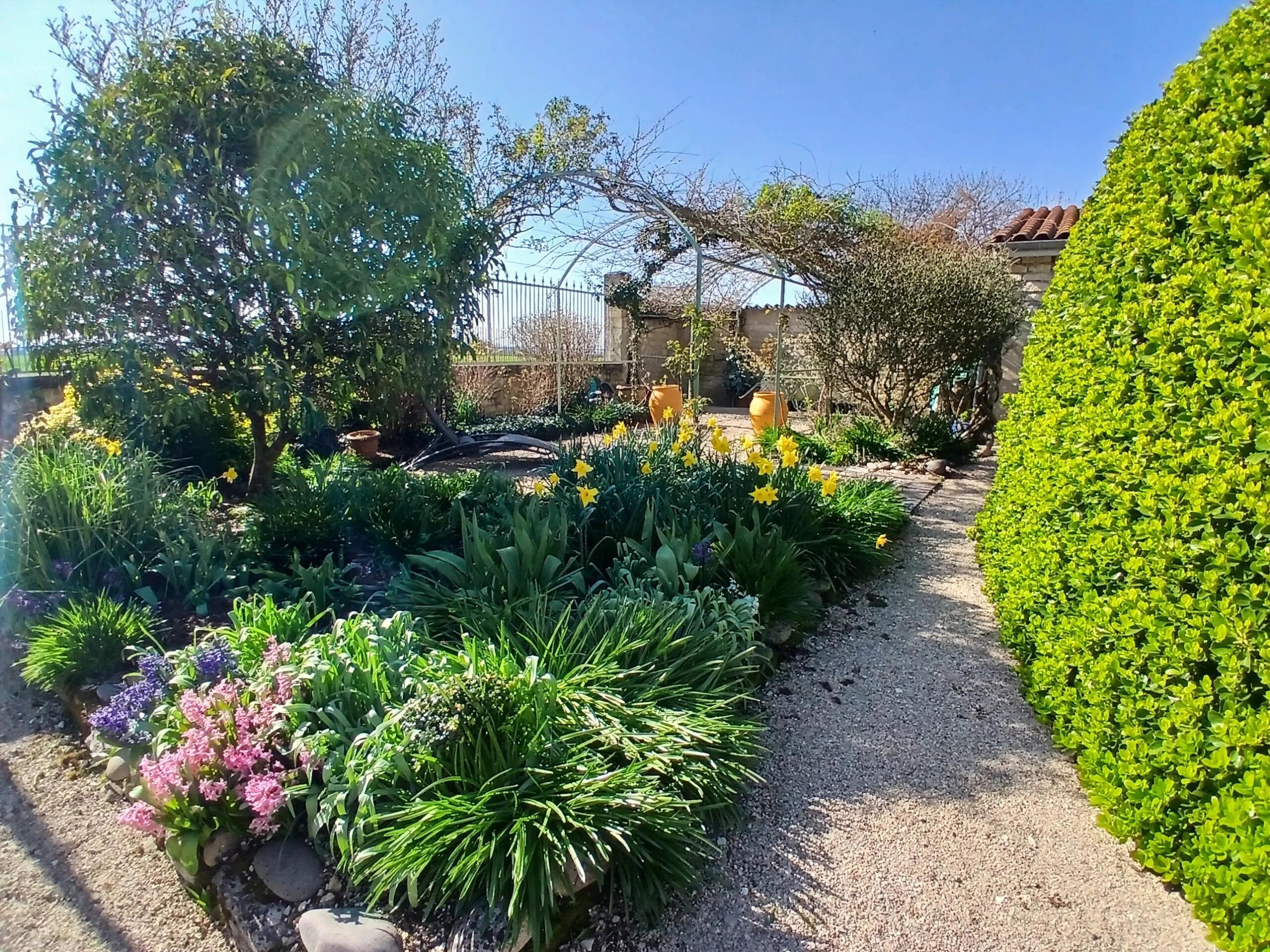 Beautiful charantaise home with annexe and outbuildings, Poitou-Charentes – France – BVI84172