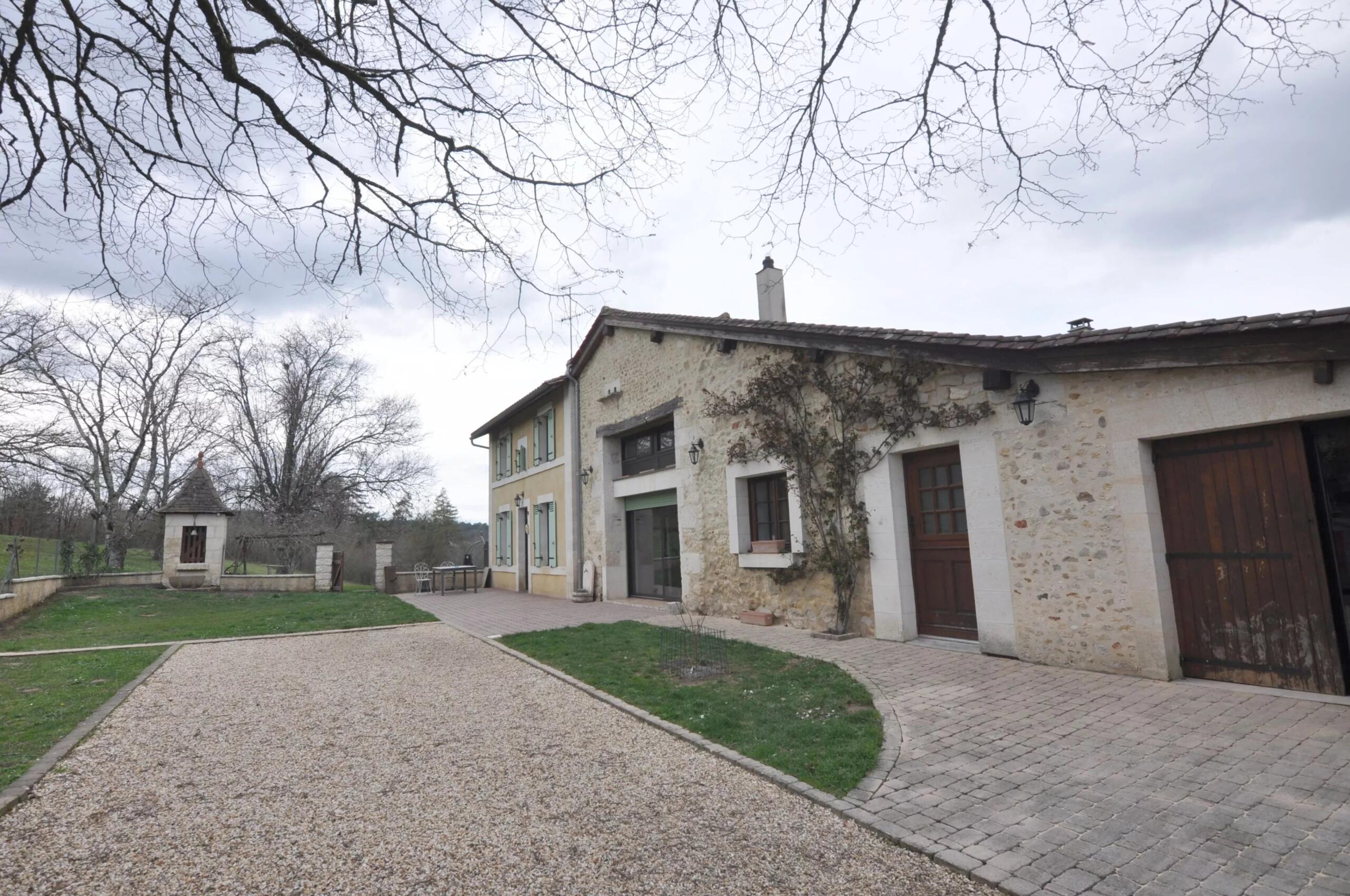 Property with 320 m² of living space, 7 bedrooms, 2.6 ha of land, Poitou-Charentes – France – BVI84615