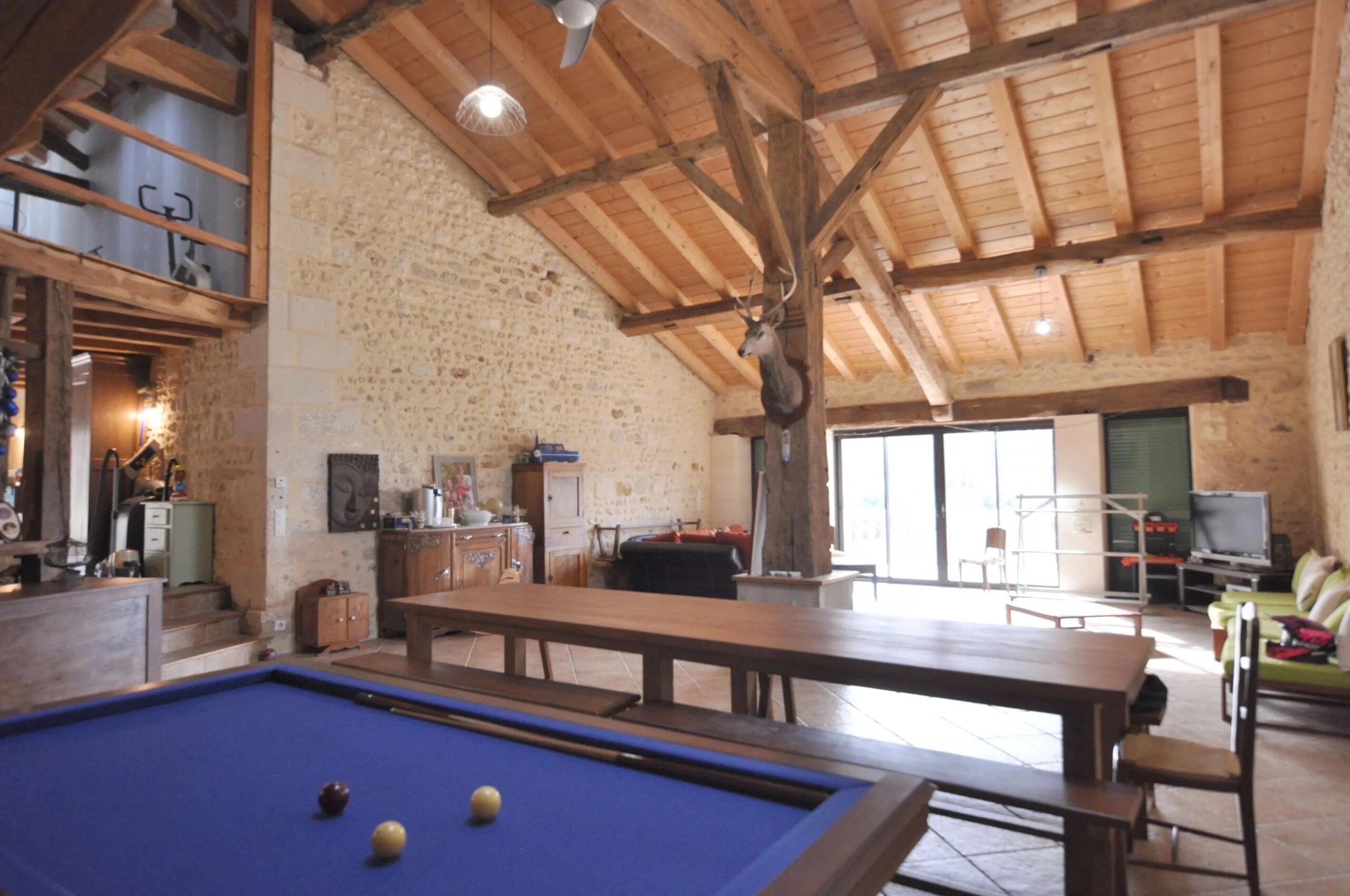 Property with 320 m² of living space, 7 bedrooms, 2.6 ha of land, Poitou-Charentes – France – BVI84615