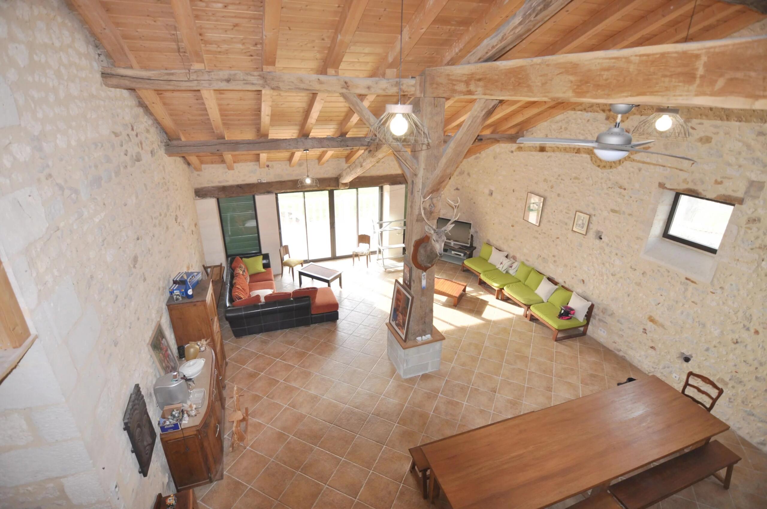 Property with 320 m² of living space, 7 bedrooms, 2.6 ha of land, Poitou-Charentes – France – BVI84615