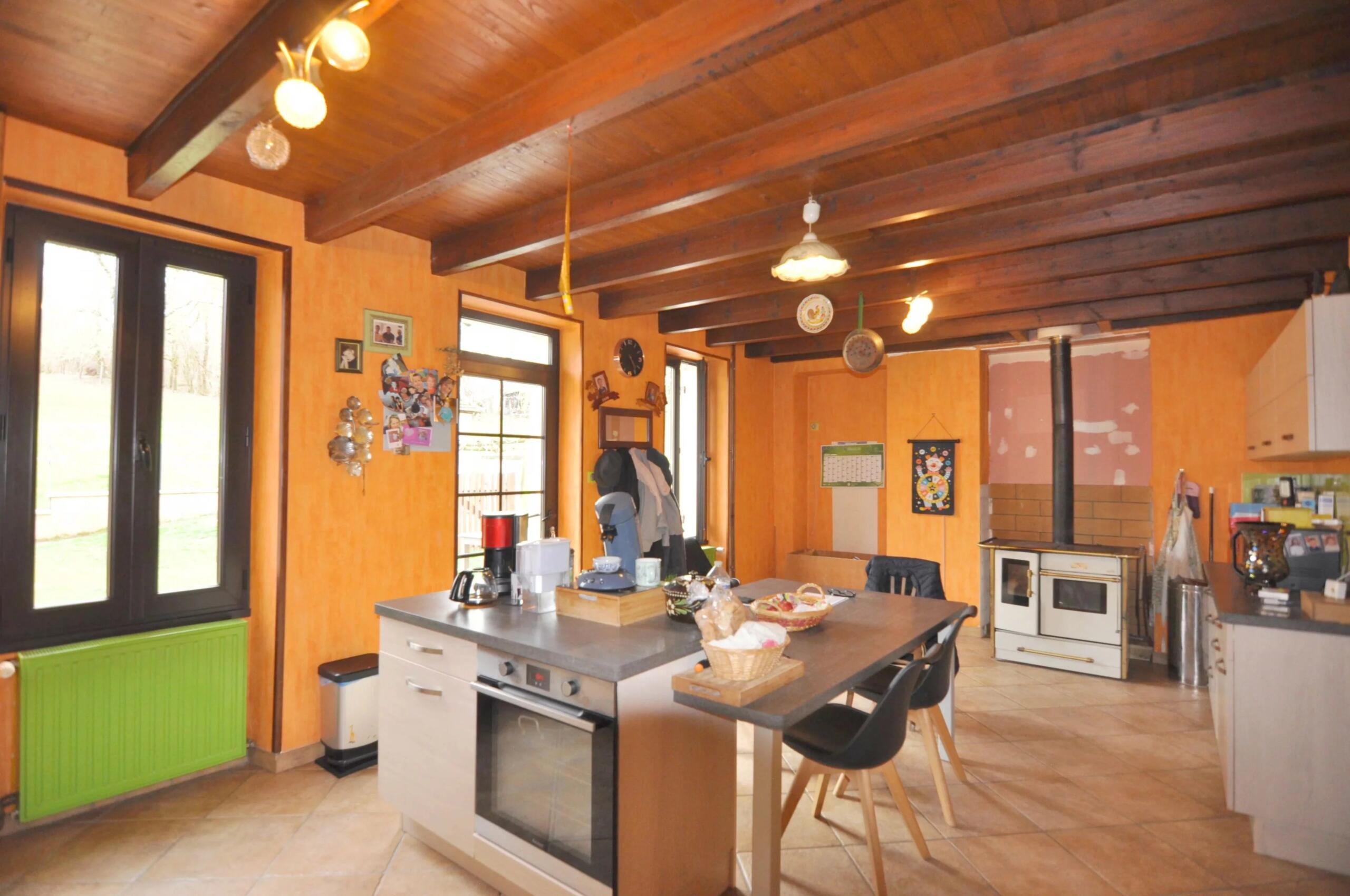 Property with 320 m² of living space, 7 bedrooms, 2.6 ha of land, Poitou-Charentes – France – BVI84615