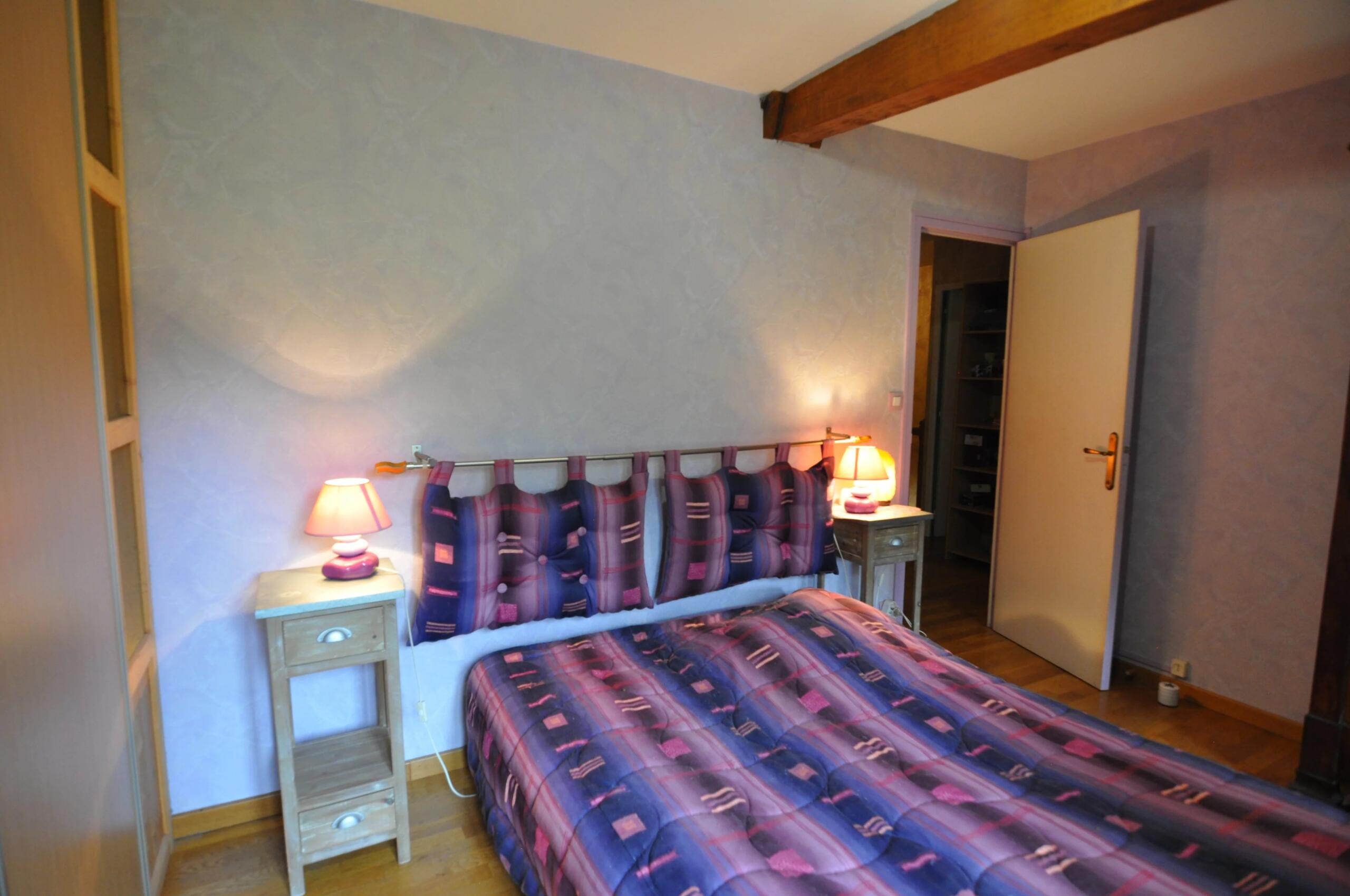 Property with 320 m² of living space, 7 bedrooms, 2.6 ha of land, Poitou-Charentes – France – BVI84615