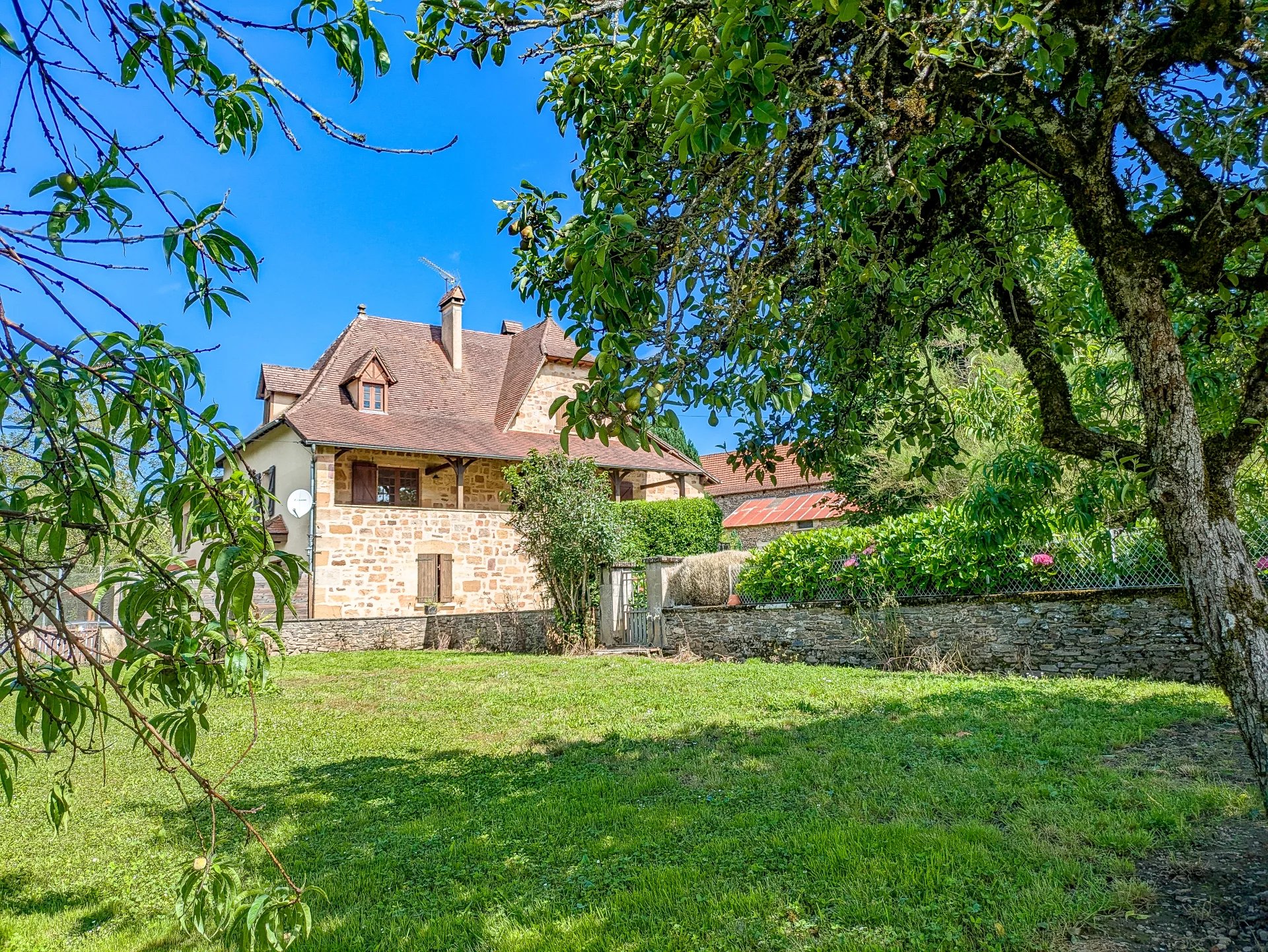 A rural gem – Farmhouse, apartment, barns and 1.6 hectares., Midi-Pyrénées – France – BVI76127