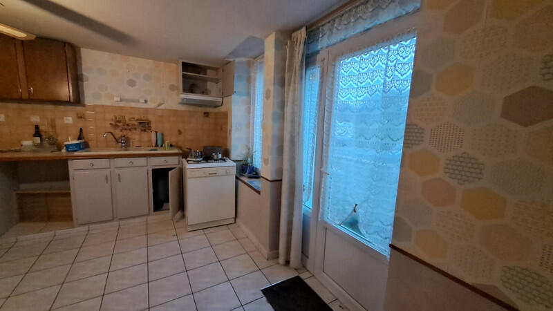 A spacious 4-bedroom stone house with garage and land, ideally located near Flers and Tinchebray-Bocage, offering easy access to all amenities