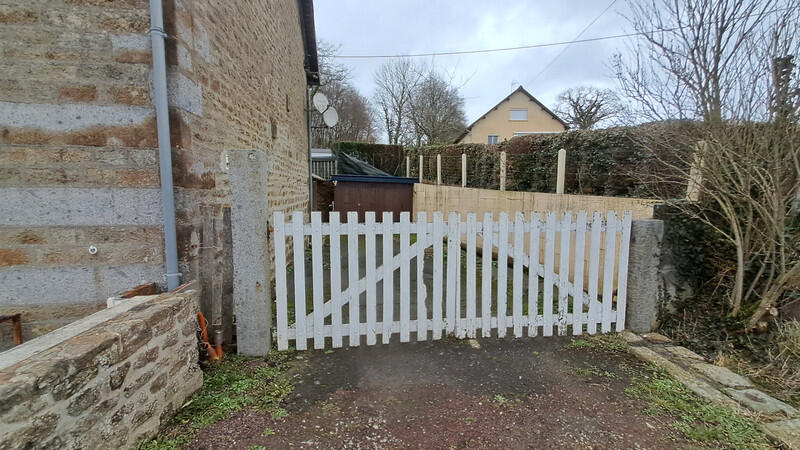 A spacious 4-bedroom stone house with garage and land, ideally located near Flers and Tinchebray-Bocage, offering easy access to all amenities