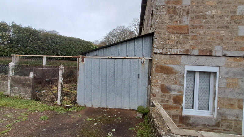 A spacious 4-bedroom stone house with garage and land, ideally located near Flers and Tinchebray-Bocage, offering easy access to all amenities