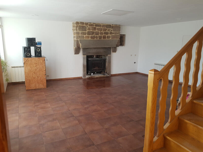 A spacious 4-bedroom stone house with garage and land, ideally located near Flers and Tinchebray-Bocage, offering easy access to all amenities