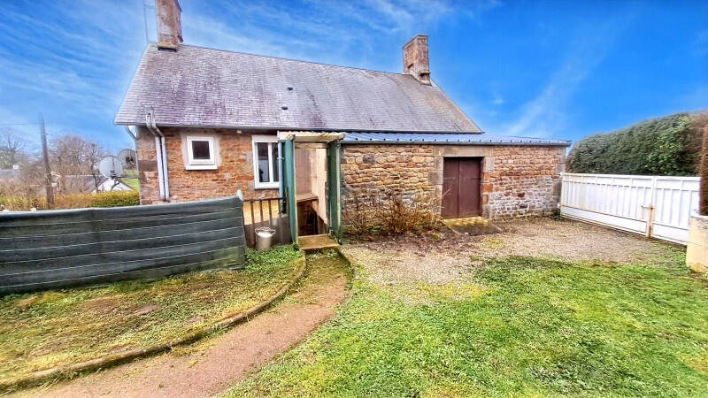 A spacious 4-bedroom stone house with garage and land, ideally located near Flers and Tinchebray-Bocage, offering easy access to all amenities