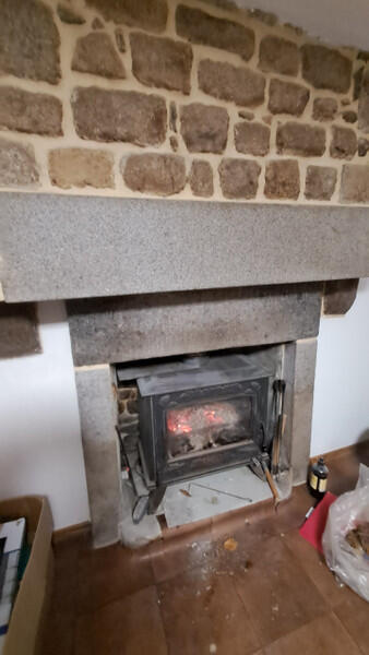 A spacious 4-bedroom stone house with garage and land, ideally located near Flers and Tinchebray-Bocage, offering easy access to all amenities