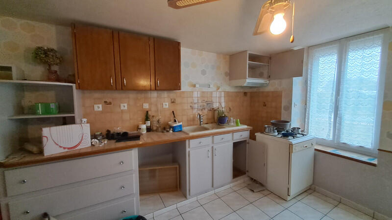 A spacious 4-bedroom stone house with garage and land, ideally located near Flers and Tinchebray-Bocage, offering easy access to all amenities