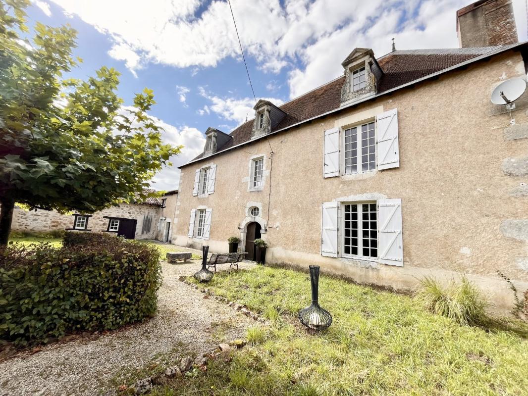 4 bedroom maison de maitre in Luchapt, Vienne, France