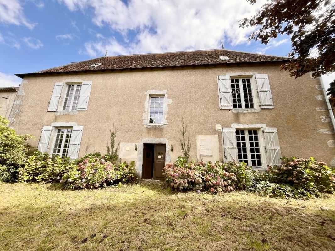 4 bedroom maison de maitre in Luchapt, Vienne, France