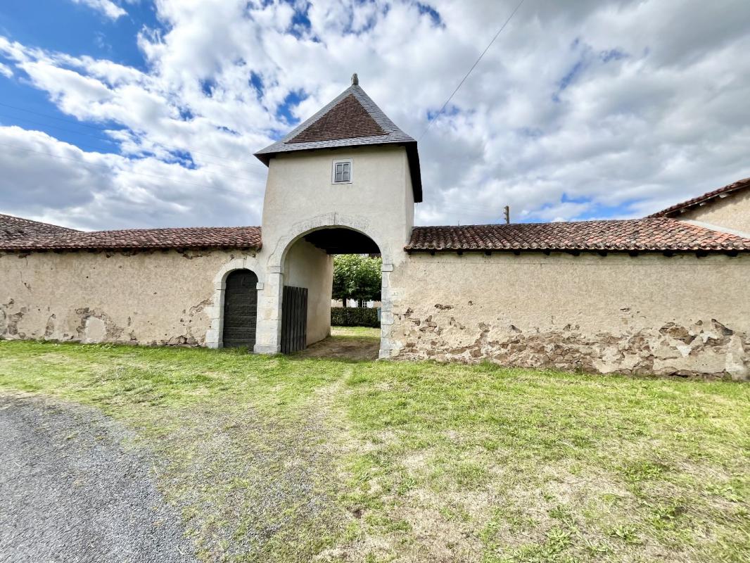 4 bedroom maison de maitre in Luchapt, Vienne, France