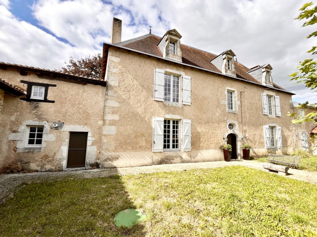 4 bedroom maison de maitre in Luchapt, Vienne, France