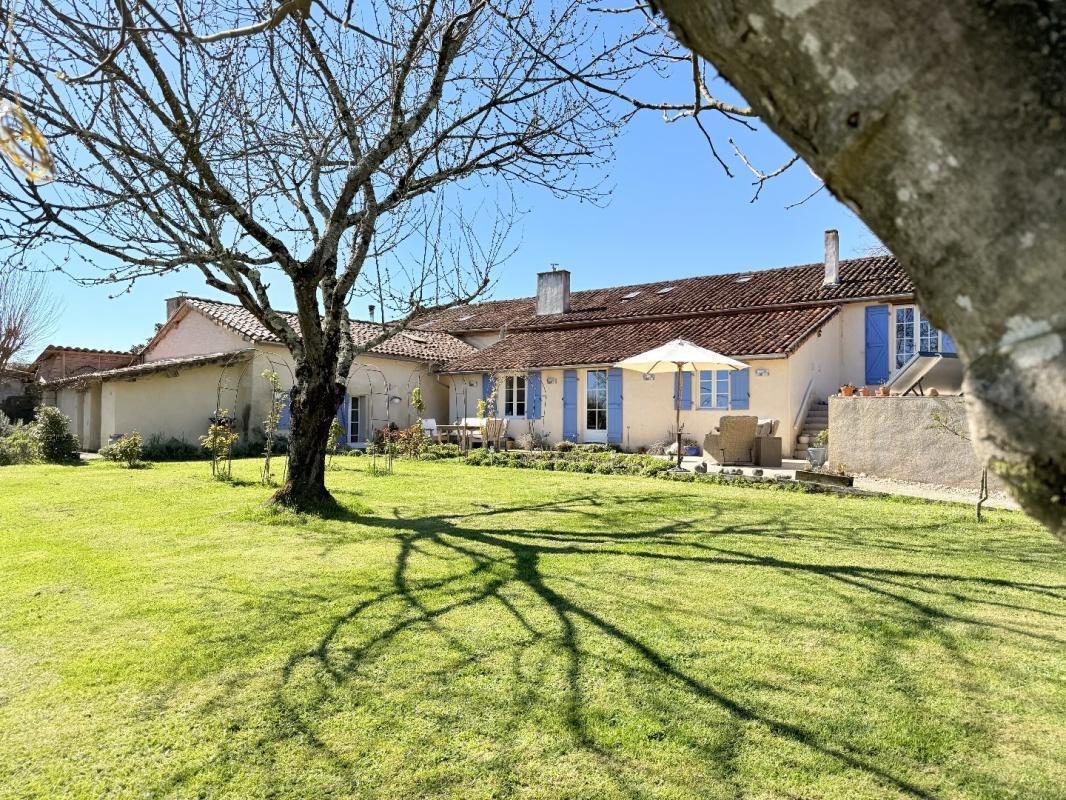 3 bedroom propriete in Aubeterre Sur Dronne, Charente, France