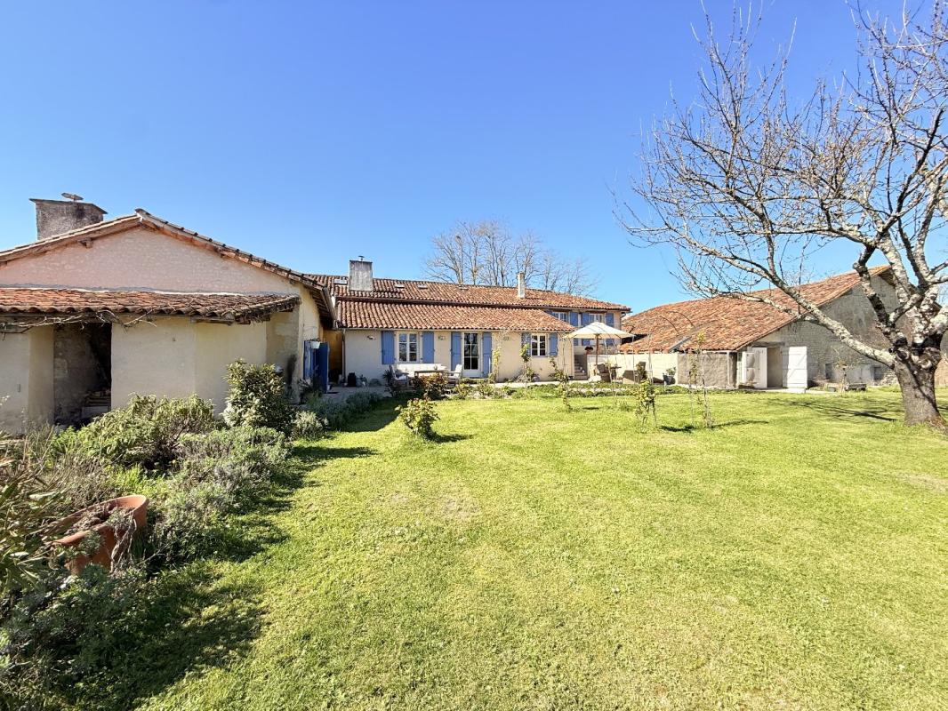 3 bedroom propriete in Aubeterre Sur Dronne, Charente, France