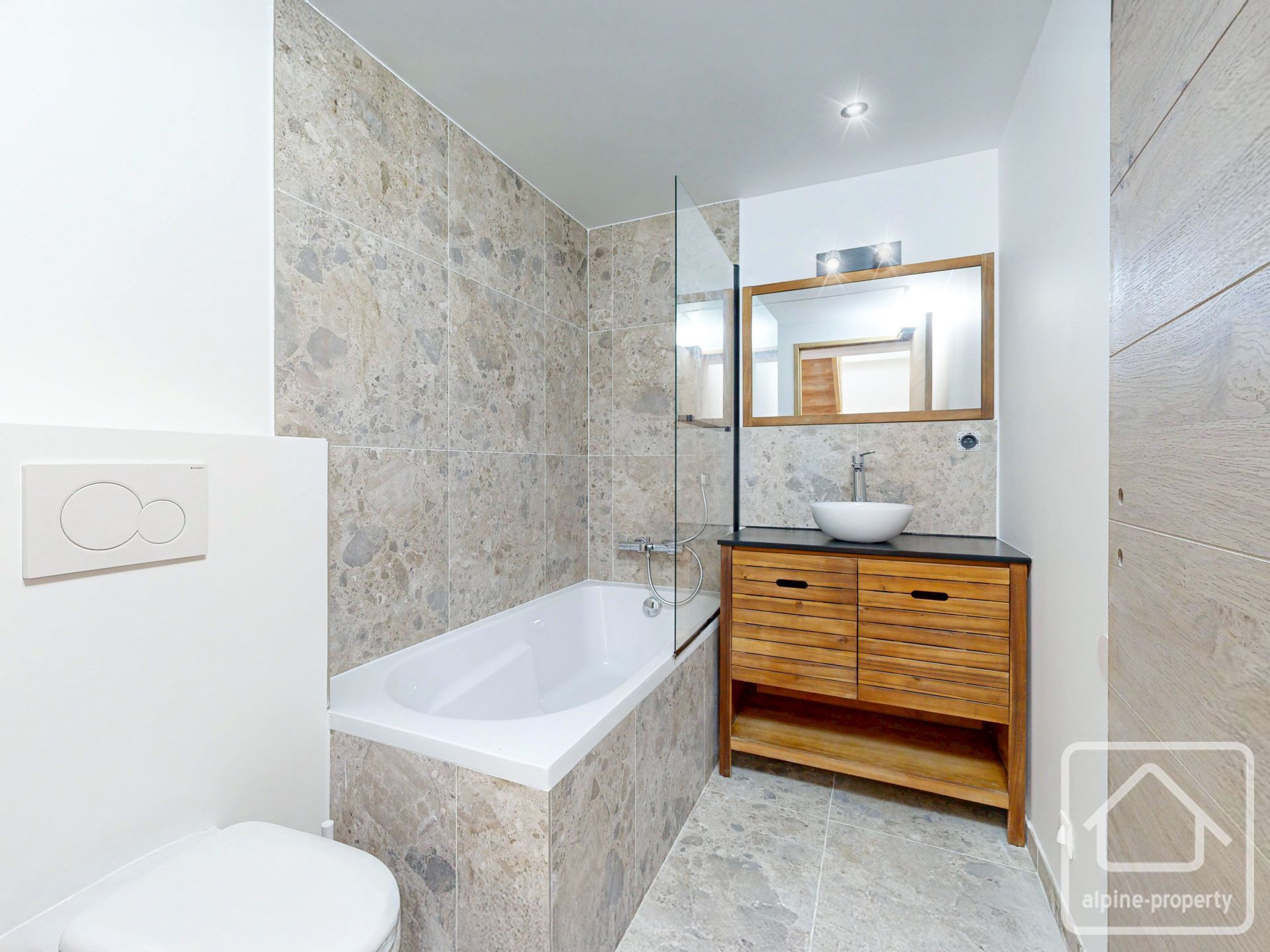 A Brand-new High-quality 4 Bedroom, 2 Bathroom Duplex Apartment With Parking And Cave. – APTCLOSFLORINE303