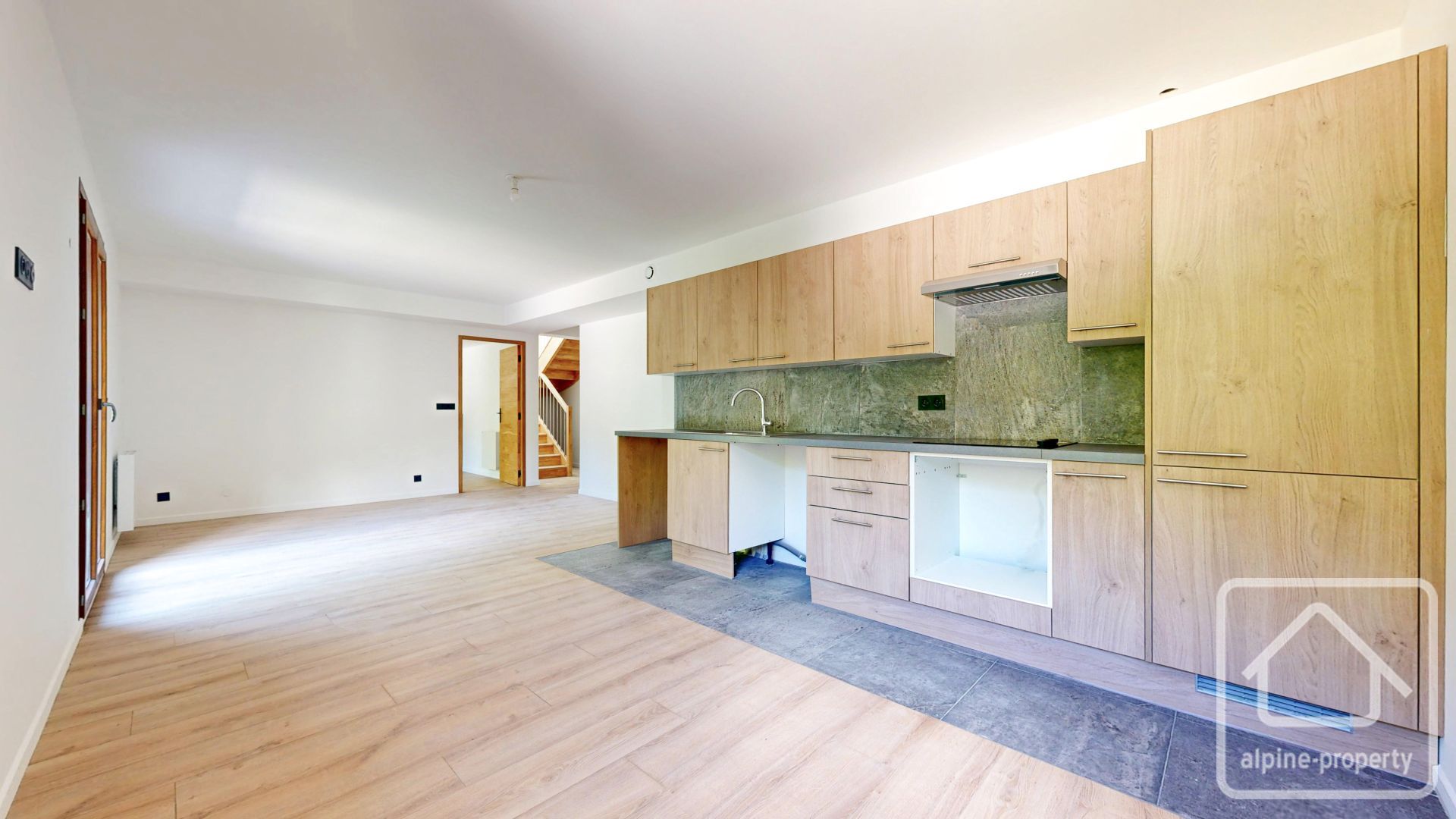 A Brand-new High-quality 4 Bedroom, 2 Bathroom Duplex Apartment With Parking And Cave. – APTCLOSFLORINE303