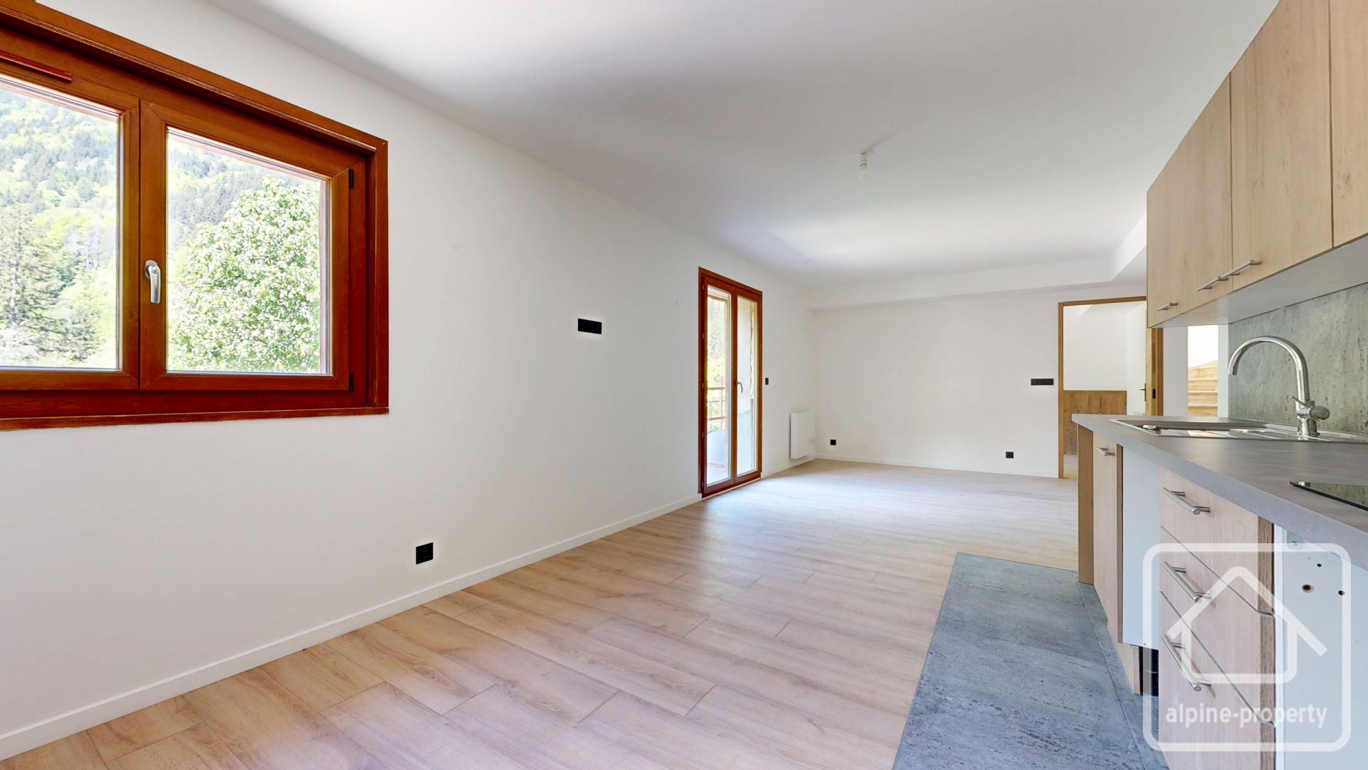A Brand-new High-quality 4 Bedroom, 2 Bathroom Duplex Apartment With Parking And Cave. – APTCLOSFLORINE303