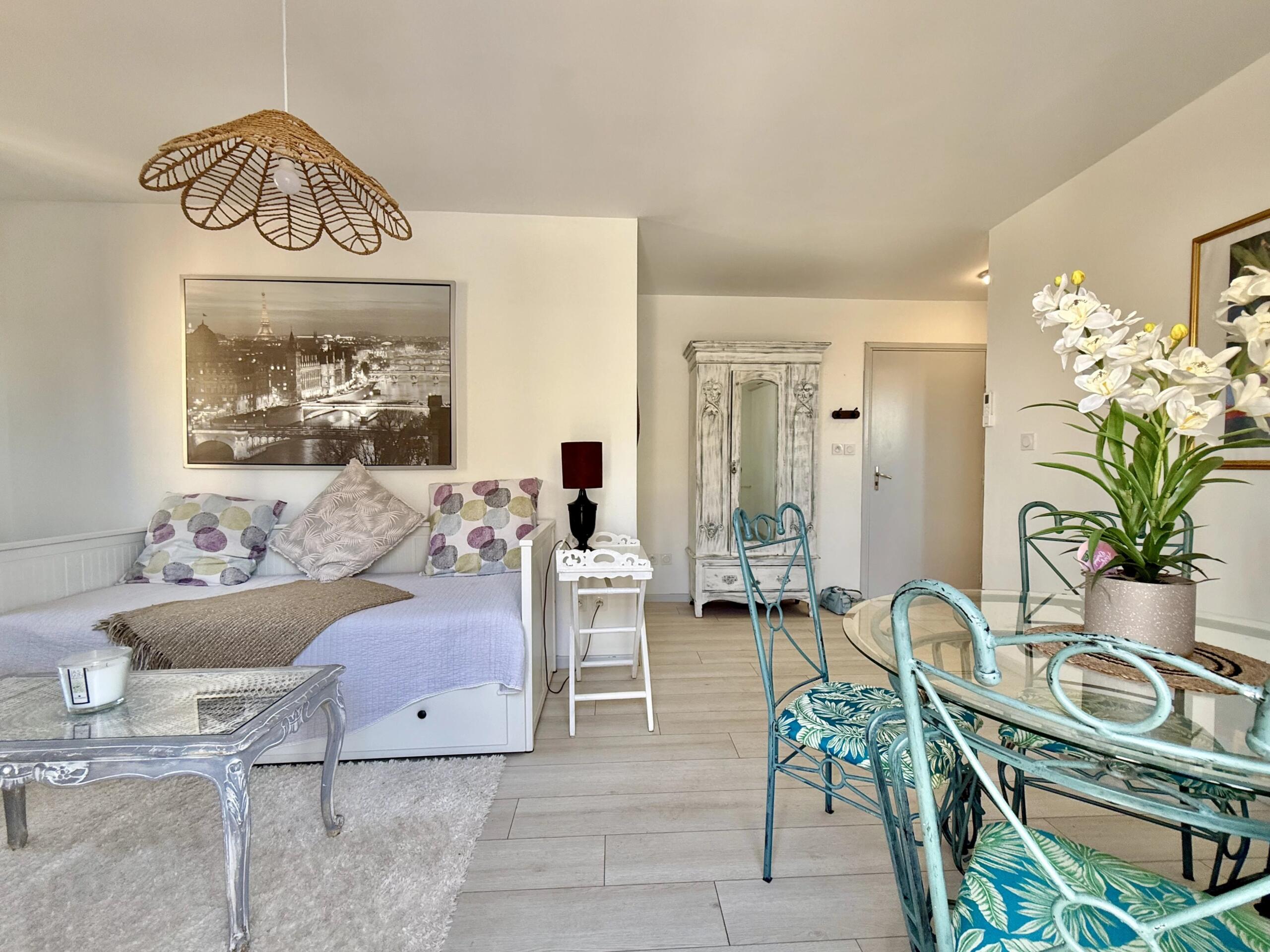 Top-Floor 2-Bedroom Apartment with Private Sun Terrace & Pyrenees Views, Languedoc-Roussillon – France – BVI84610