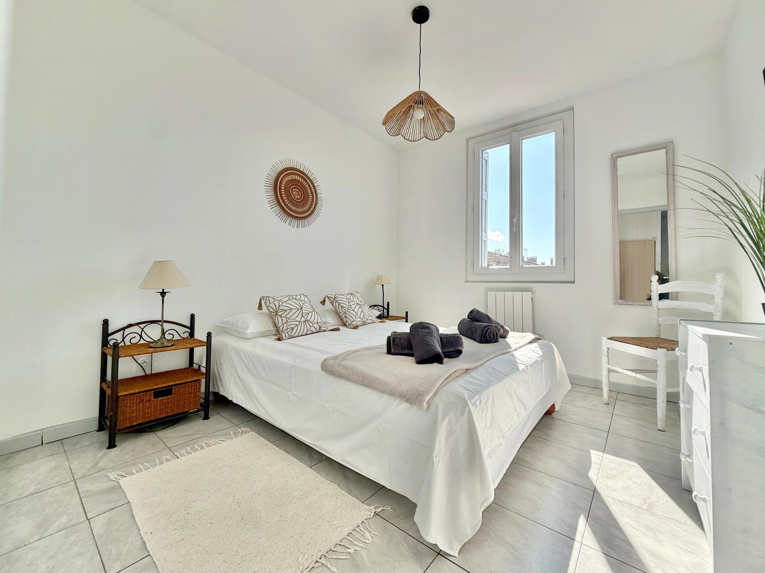 Top-Floor 2-Bedroom Apartment with Private Sun Terrace & Pyrenees Views, Languedoc-Roussillon – France – BVI84610