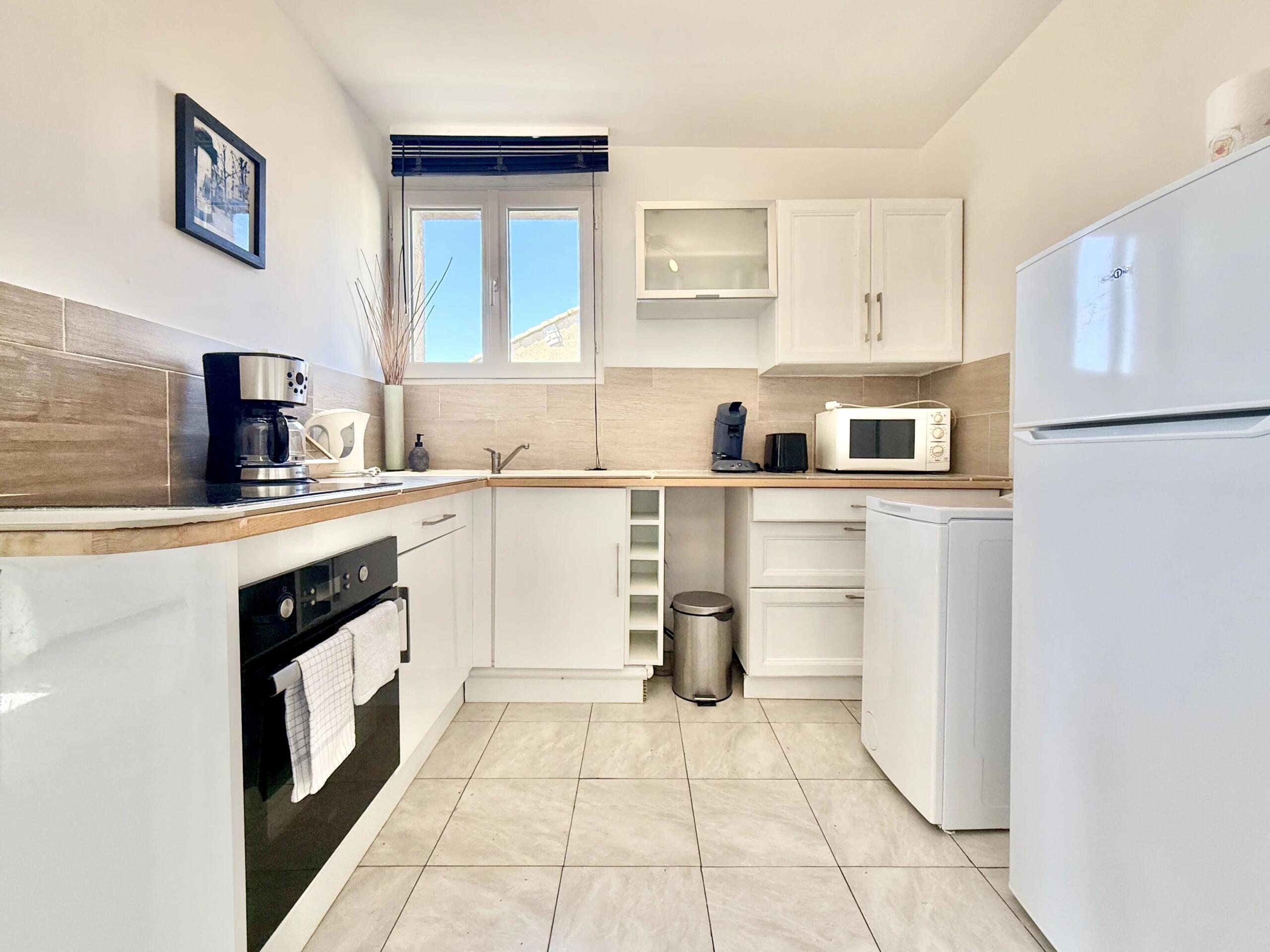 Top-Floor 2-Bedroom Apartment with Private Sun Terrace & Pyrenees Views, Languedoc-Roussillon – France – BVI84610