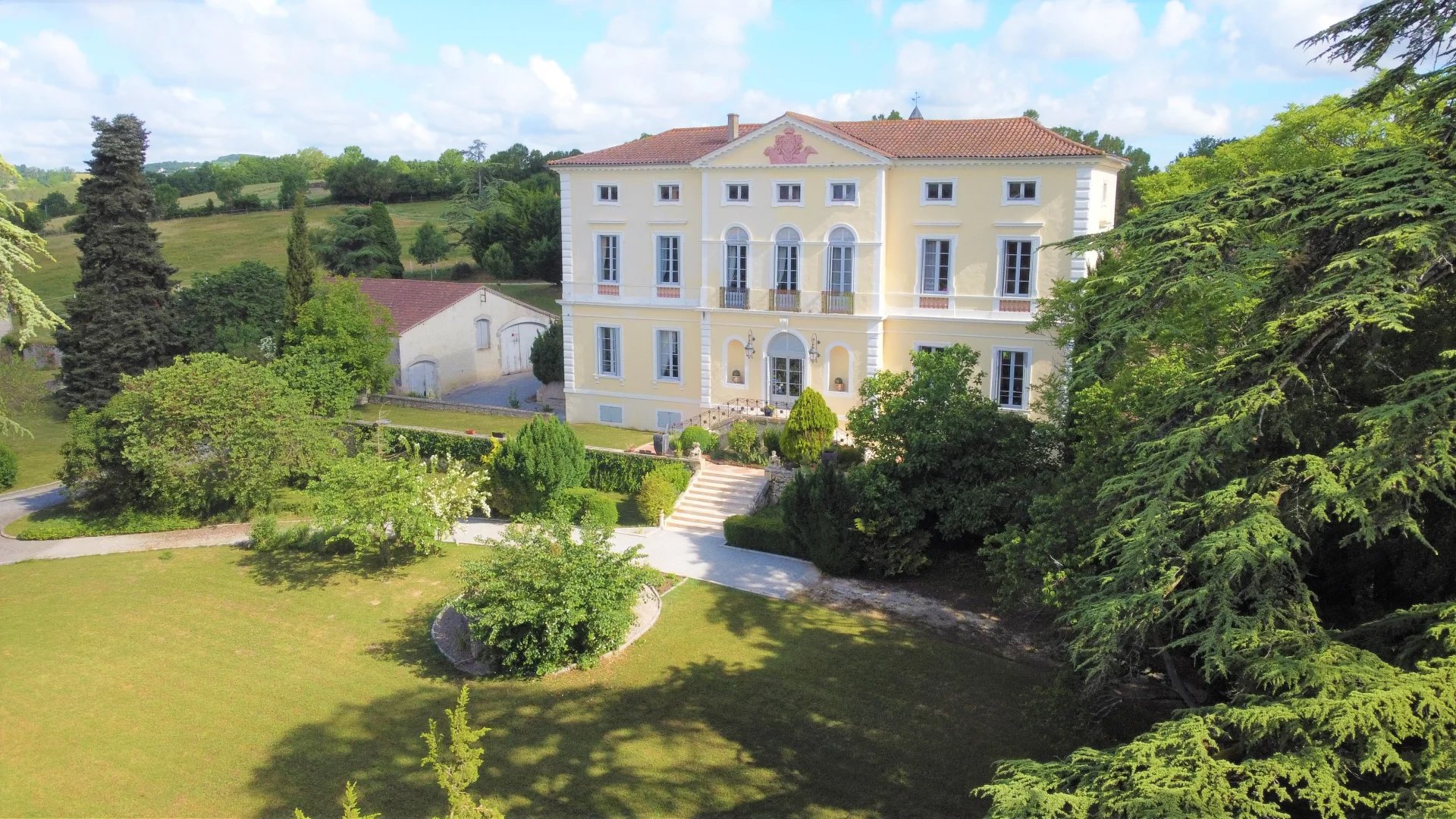 Magnificent 16th century chateau with chapel set in 2 hectares of parkland, Aquitaine – France – BVI84899