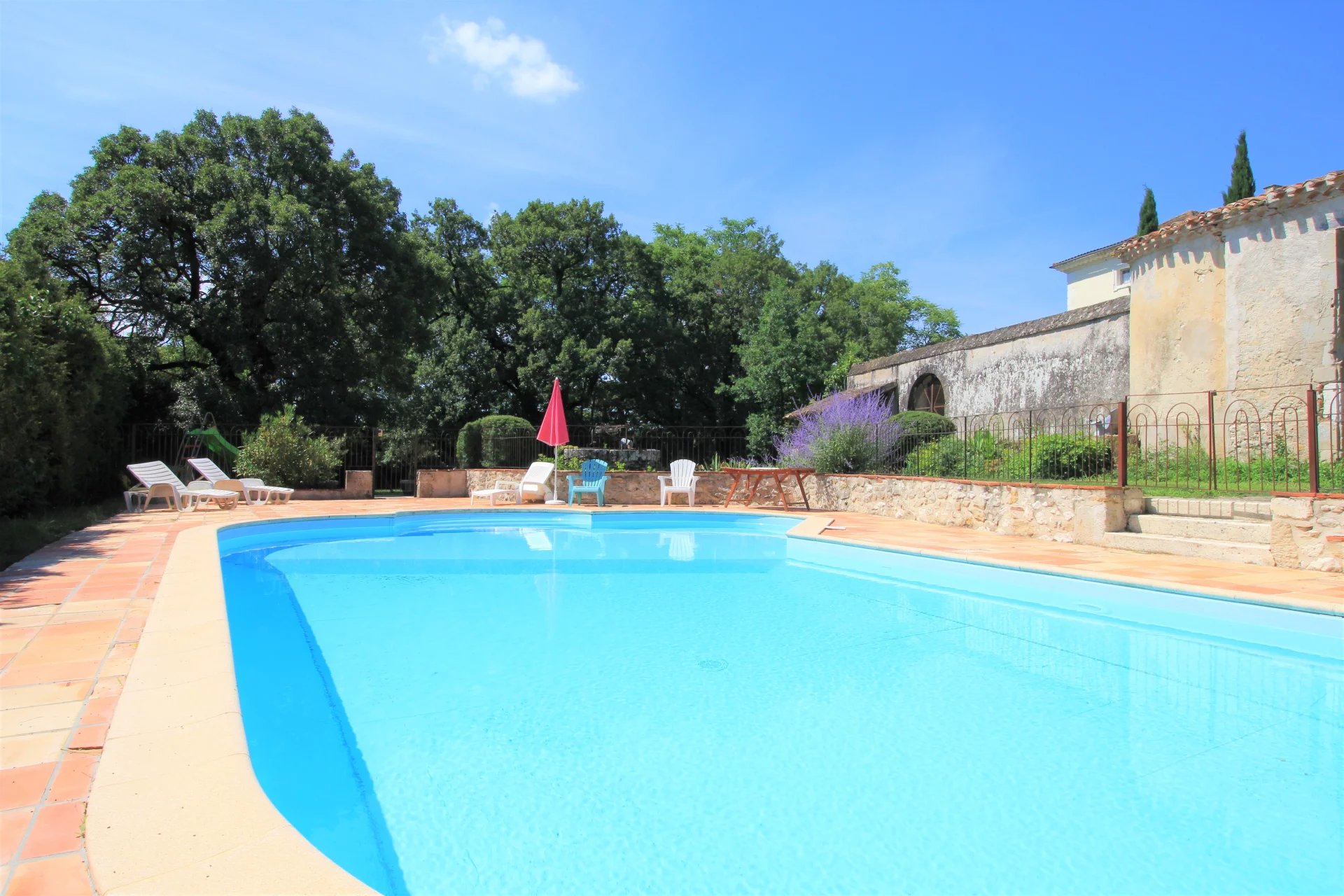 Magnificent 16th century chateau with chapel set in 2 hectares of parkland, Aquitaine – France – BVI84899