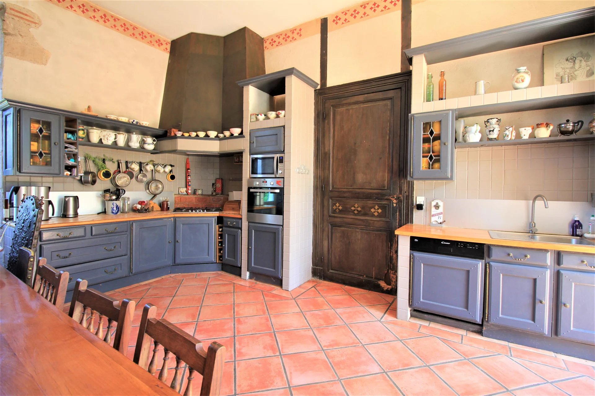 Magnificent 16th century chateau with chapel set in 2 hectares of parkland, Aquitaine – France – BVI84899