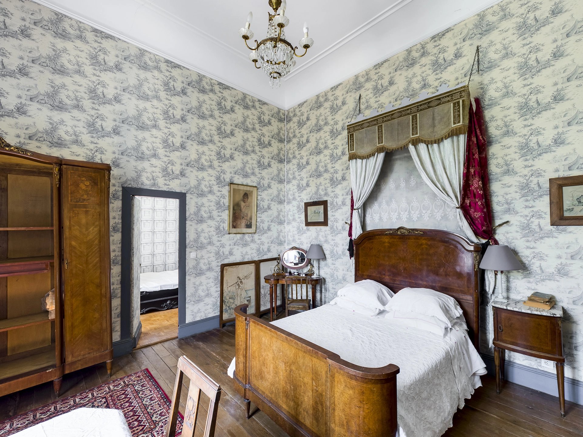 Magnificent 16th century chateau with chapel set in 2 hectares of parkland, Aquitaine – France – BVI84899