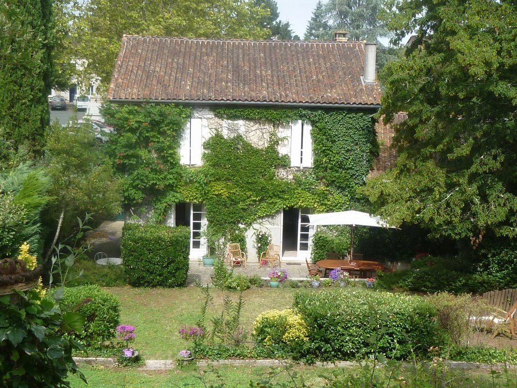 Gracious 4 bed stone property with barn and pretty garden within walking distance of all facilities, Aquitaine – France – BVI81563