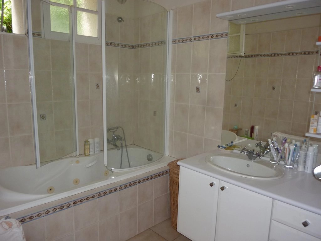 Gracious 4 bed stone property with barn and pretty garden within walking distance of all facilities, Aquitaine – France – BVI81563