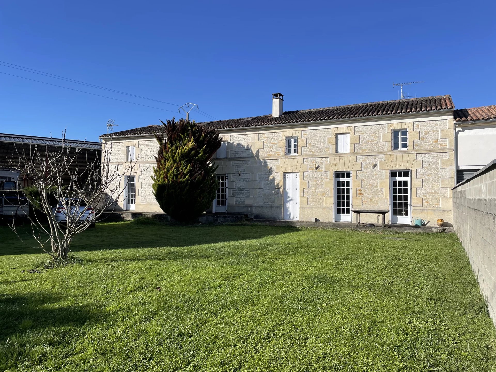 Large 4 bedroom charentais house, Poitou-Charentes – France – BVI83612