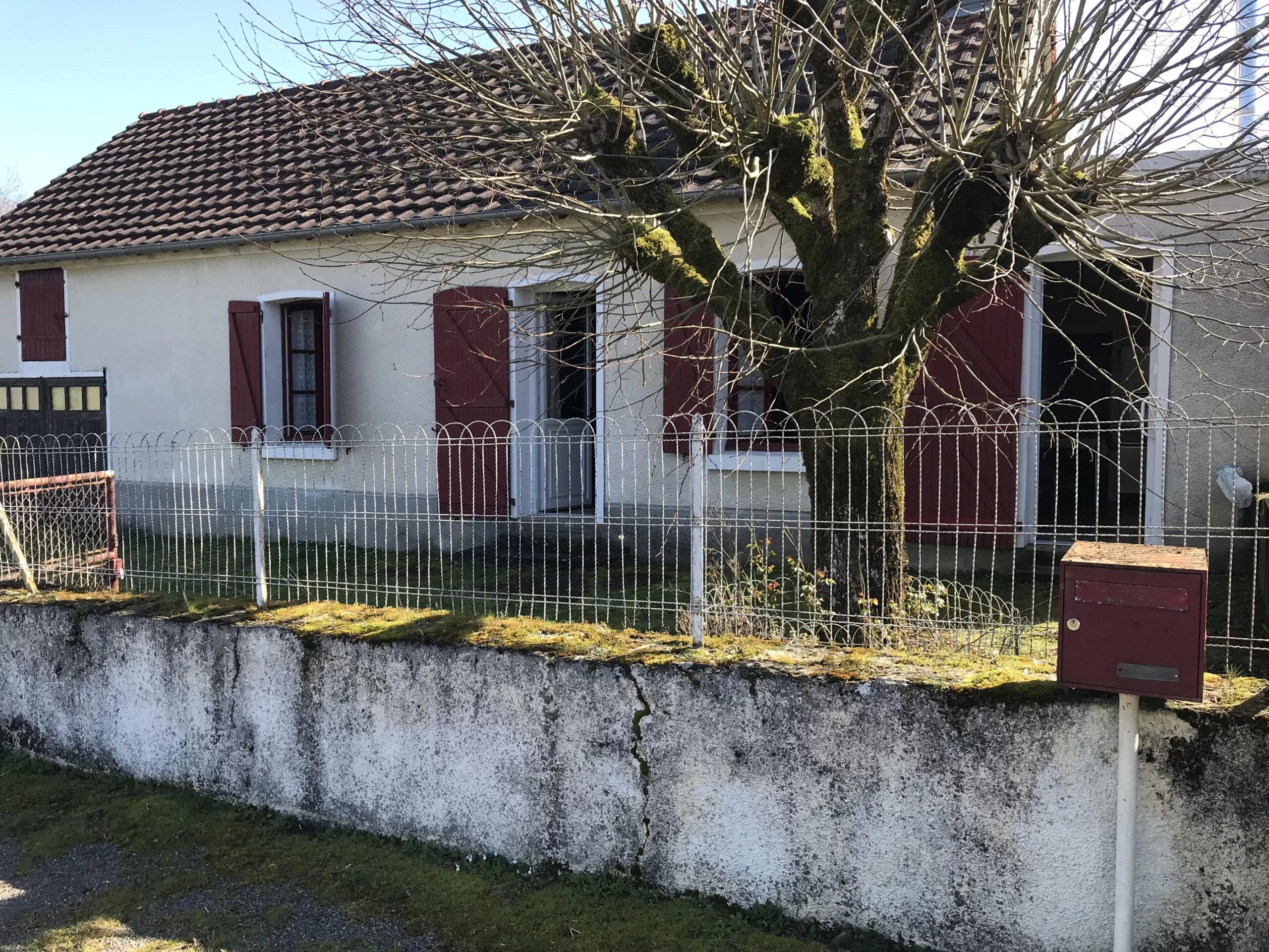 Detached end of village cottage to refresh, Limousin – France – BVI83956