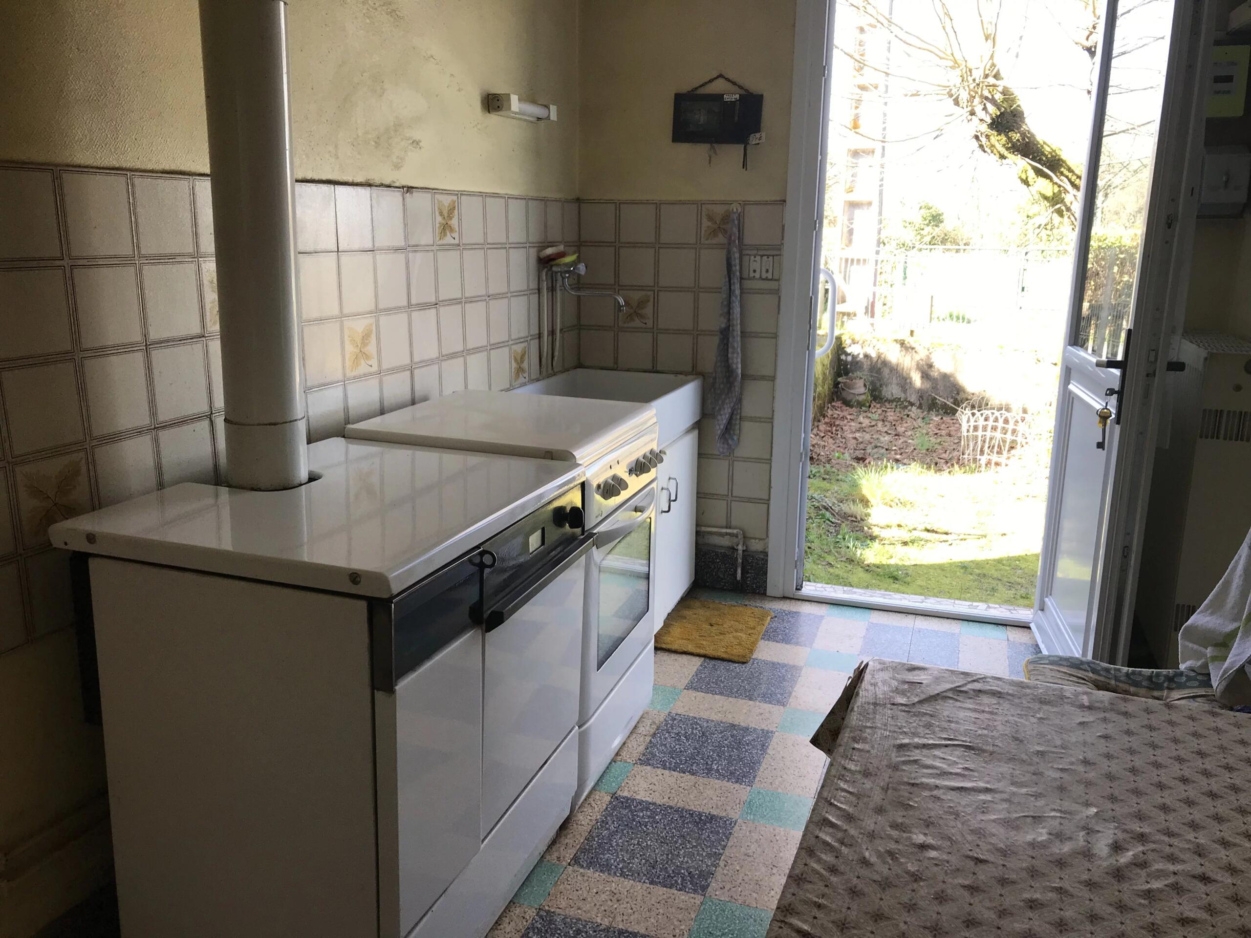 Detached end of village cottage to refresh, Limousin – France – BVI83956