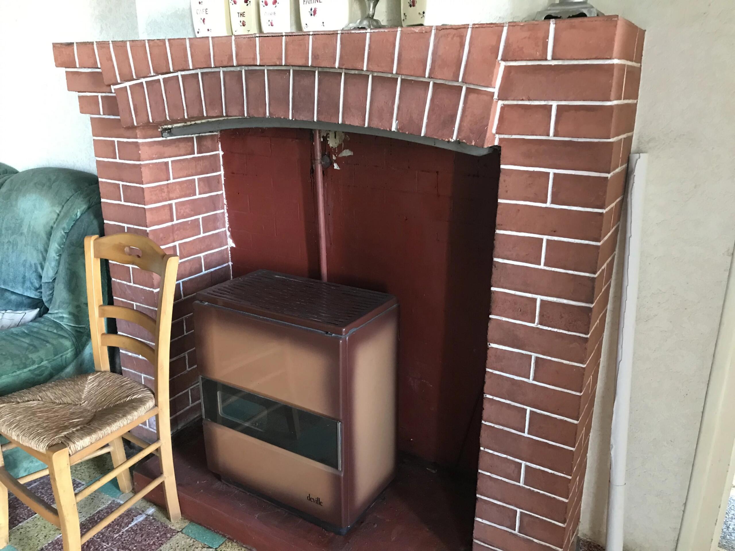 Detached end of village cottage to refresh, Limousin – France – BVI83956