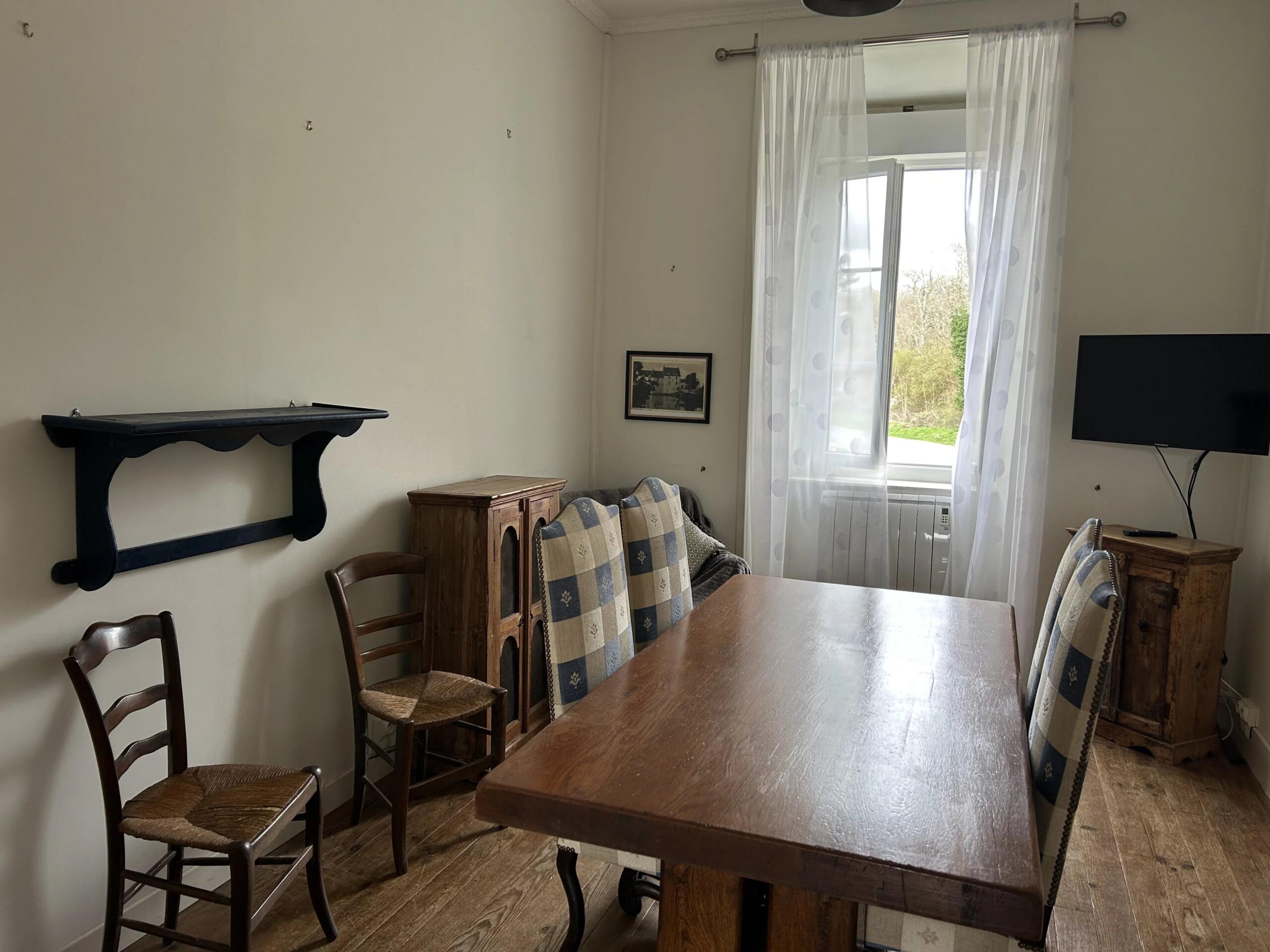 Six bedroom chateau style house in pretty town, Limousin – France – BVI84974