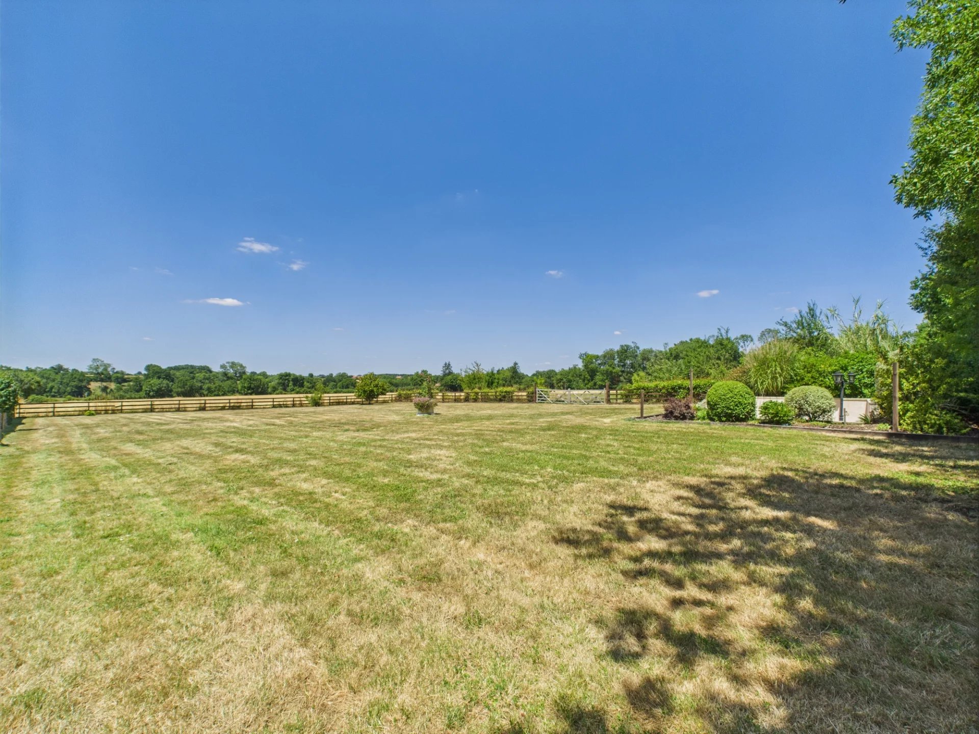 Beautiful manor house with guest house, outbuildings and 4 ha, Pays de la Loire – France – BVI72046