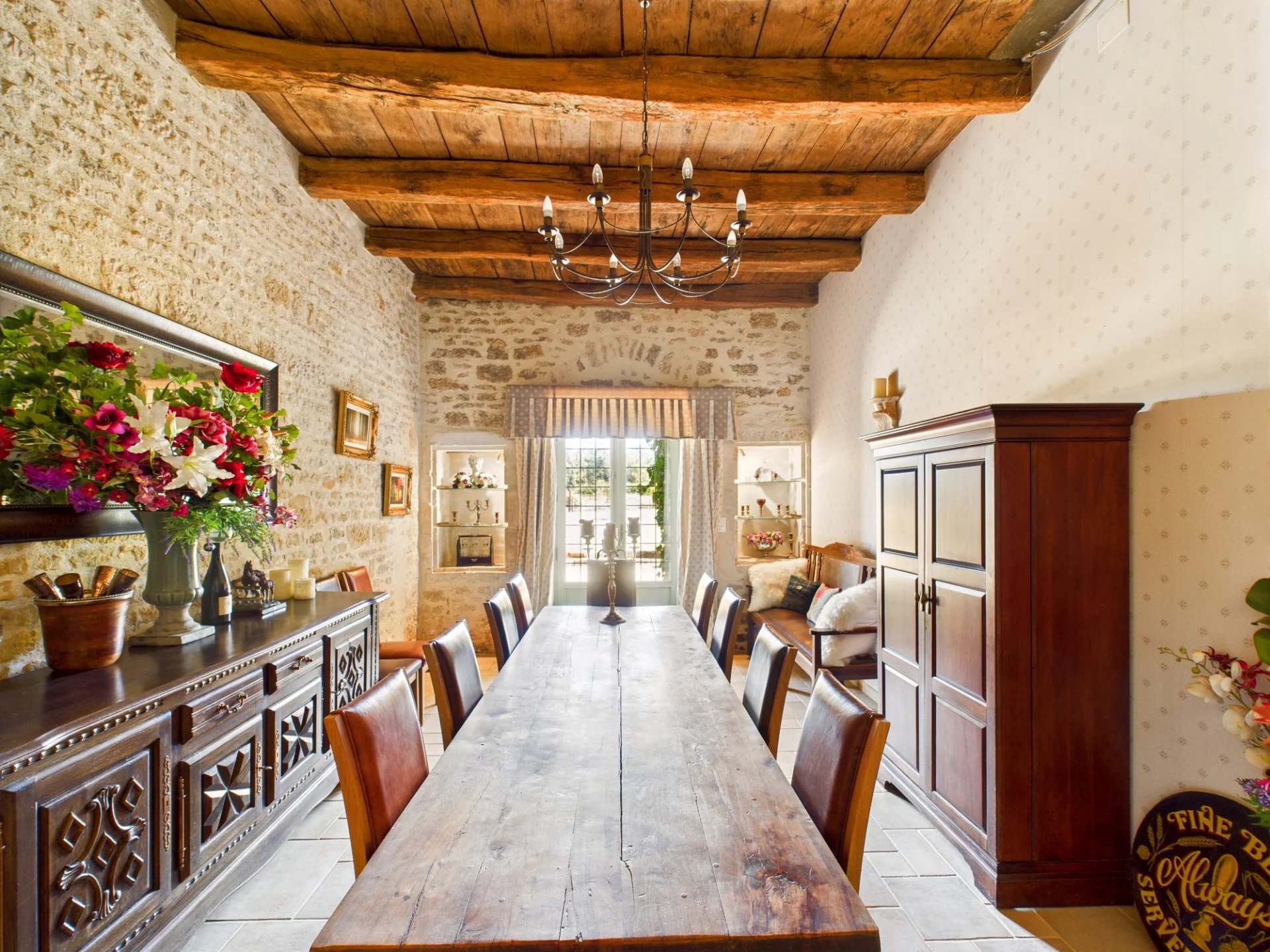 Beautiful manor house with guest house, outbuildings and 4 ha, Pays de la Loire – France – BVI72046