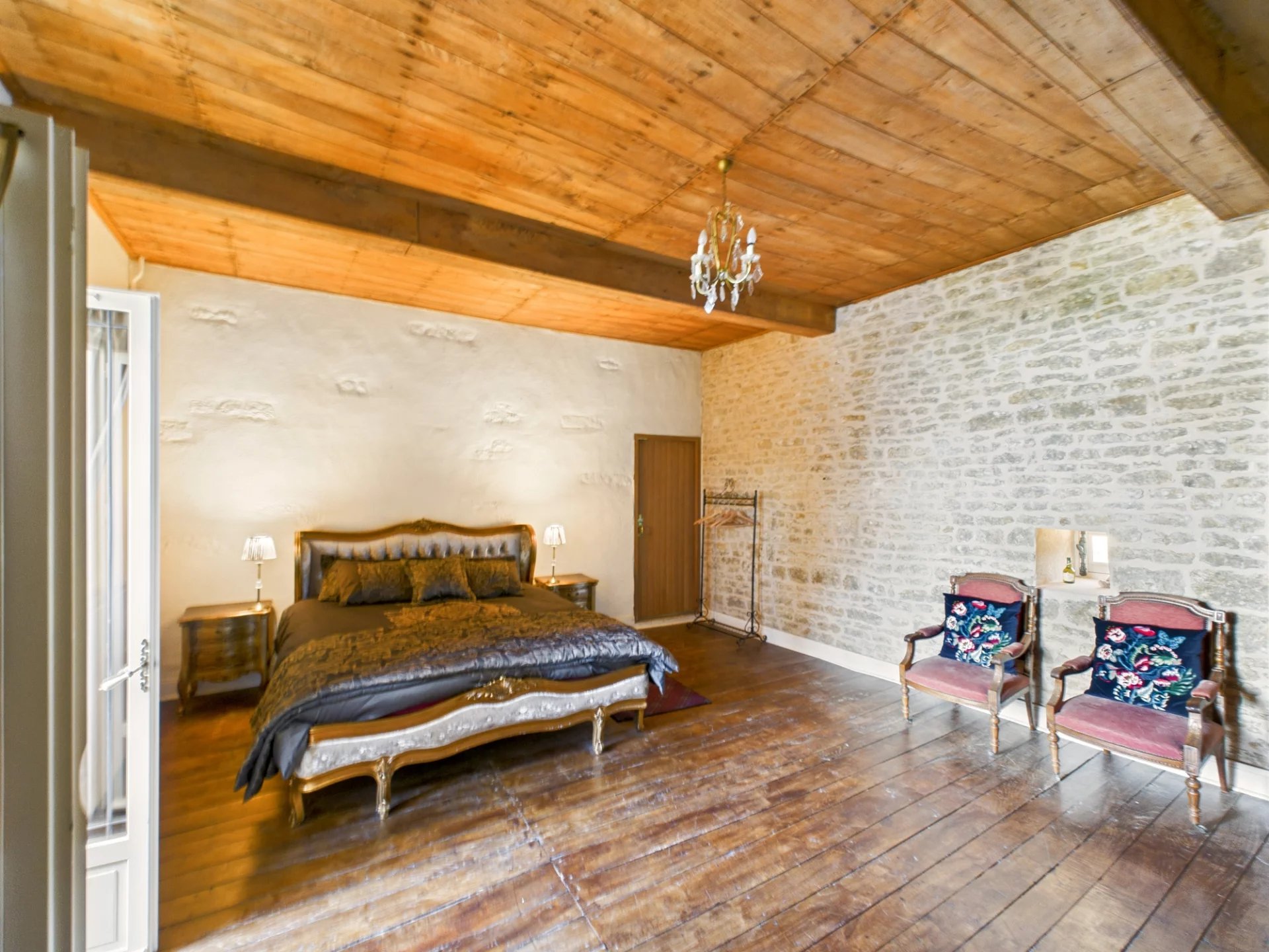 Beautiful manor house with guest house, outbuildings and 4 ha, Pays de la Loire – France – BVI72046