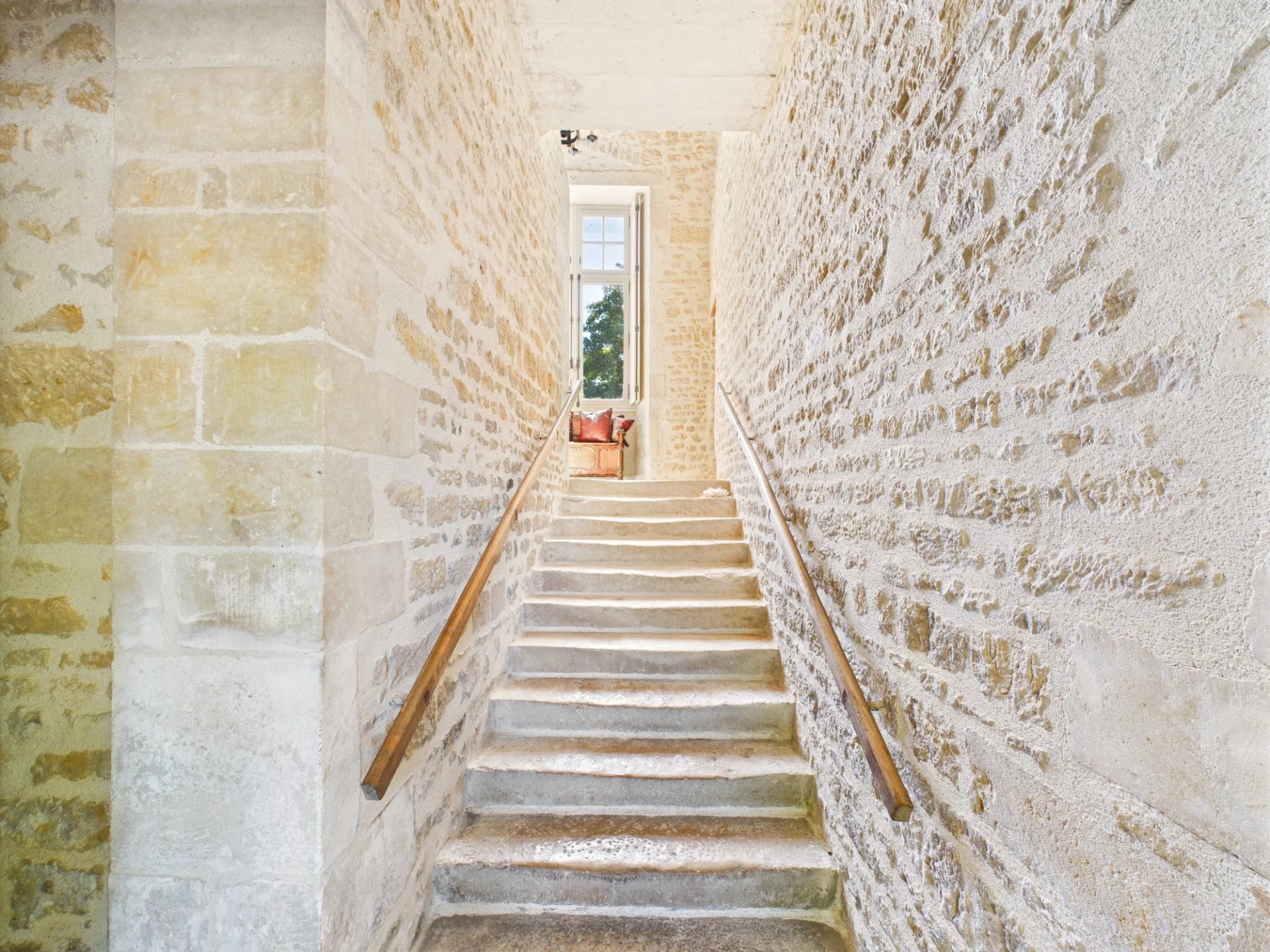 Beautiful manor house with guest house, outbuildings and 4 ha, Pays de la Loire – France – BVI72046