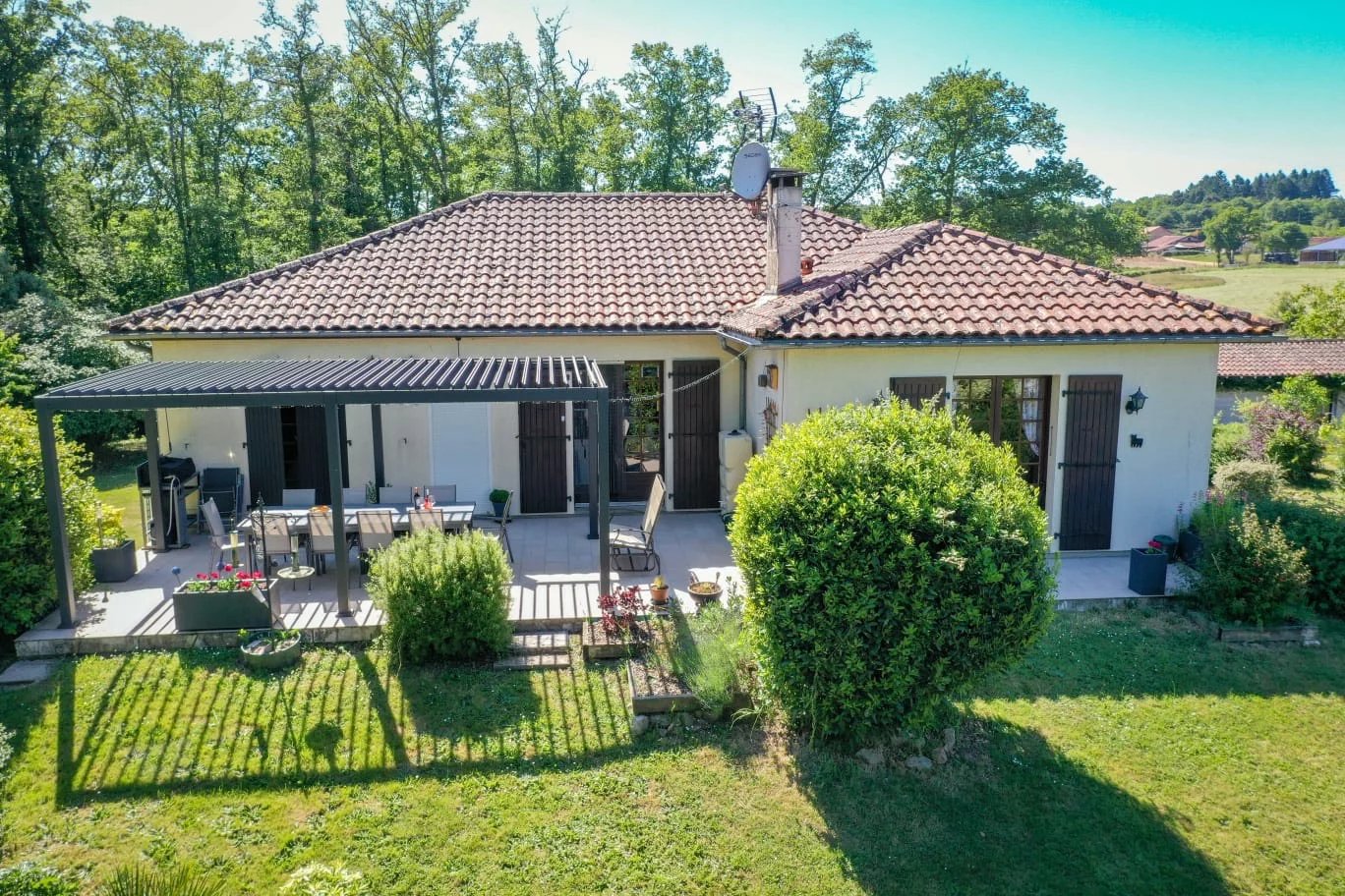 Detached spacious house, on edge of  village, surrounded by garden and luxury lounge area, Poitou-Charentes – France – BVI78032